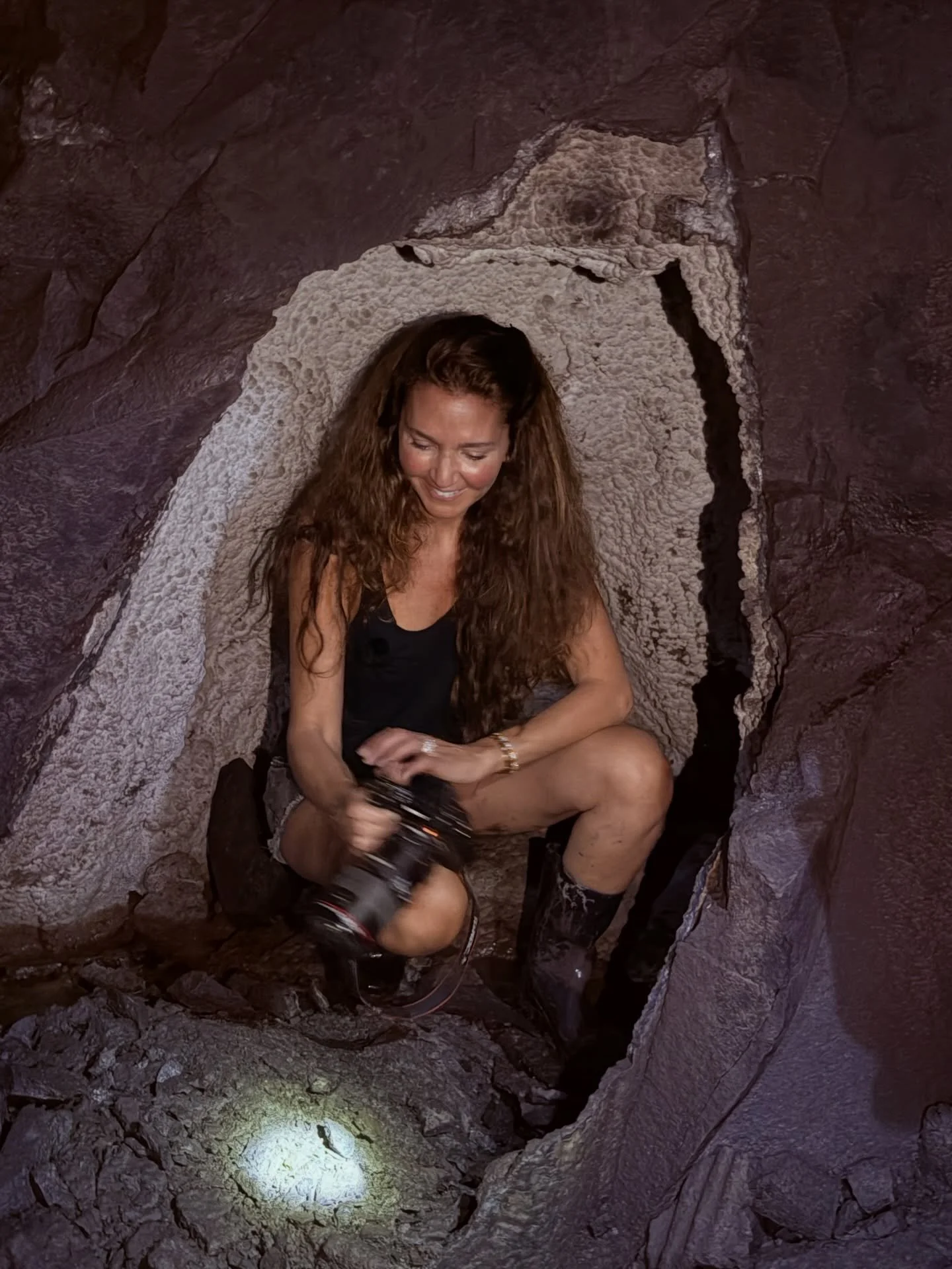 Ici c&rsquo;est le silence qui l&rsquo;emporte, le son de Gaia 🌍

(Petite pause dans une cavit&eacute; apr&egrave;s 1km de marche dans le tunnel ⛏️) 

#nasoha #consciousstones #terre #gaia #earth