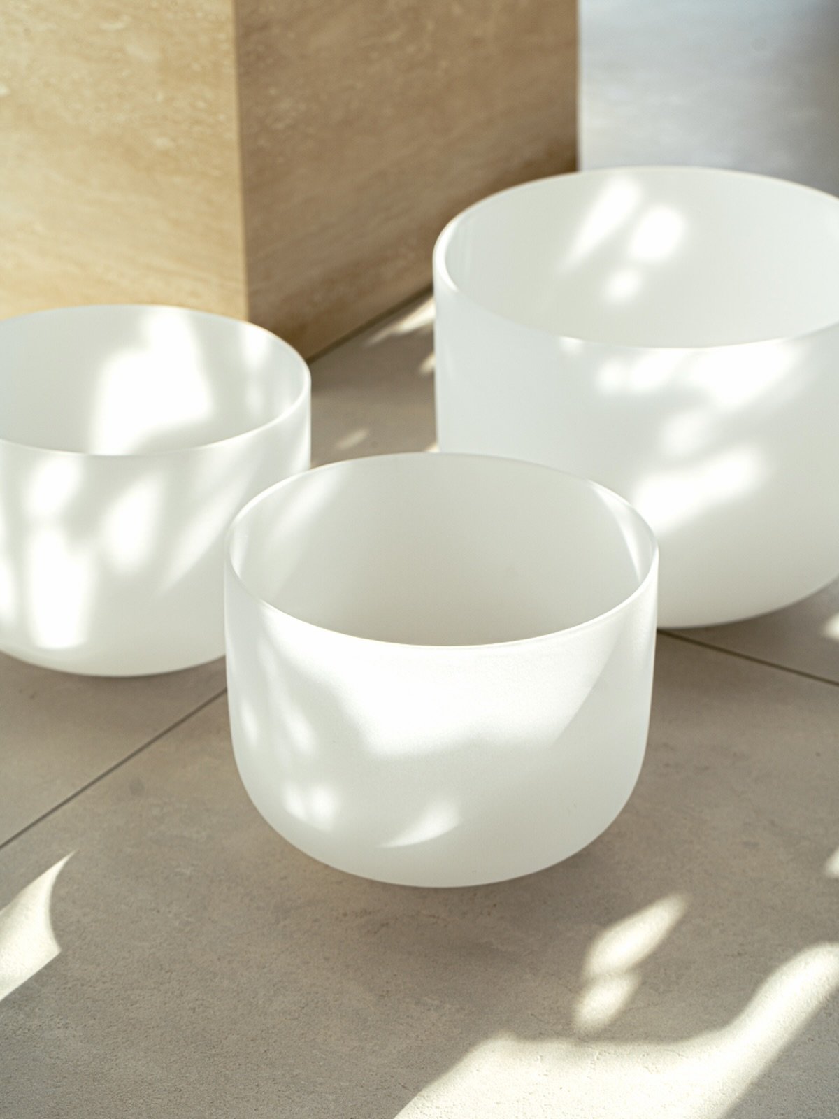 Aujourd&rsquo;hui, j&rsquo;avais tr&egrave;s envie de vous parler des bols en cristal 🎶 Il y a quelques ann&eacute;es, avec Cara, nous sommes partis aux &Eacute;tats-Unis et nous avons rencontr&eacute; un fournisseur absolument incroyable et nous av