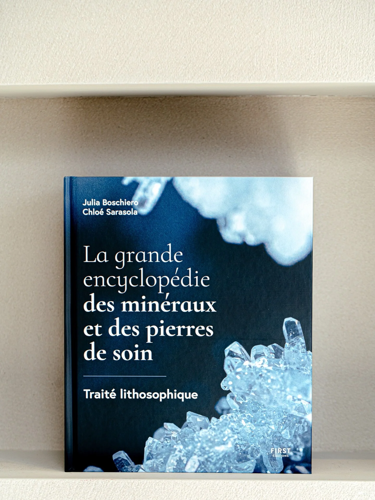 J&rsquo;&eacute;prouve une joie profonde dans l&rsquo;&eacute;criture, car transmettre la connaissance est, apr&egrave;s&nbsp;&laquo;&nbsp;jouer au magasin&nbsp;&raquo;, ce que j&rsquo;aime le plus au monde &hearts;️
Depuis plus de 20 ans dans le m&e