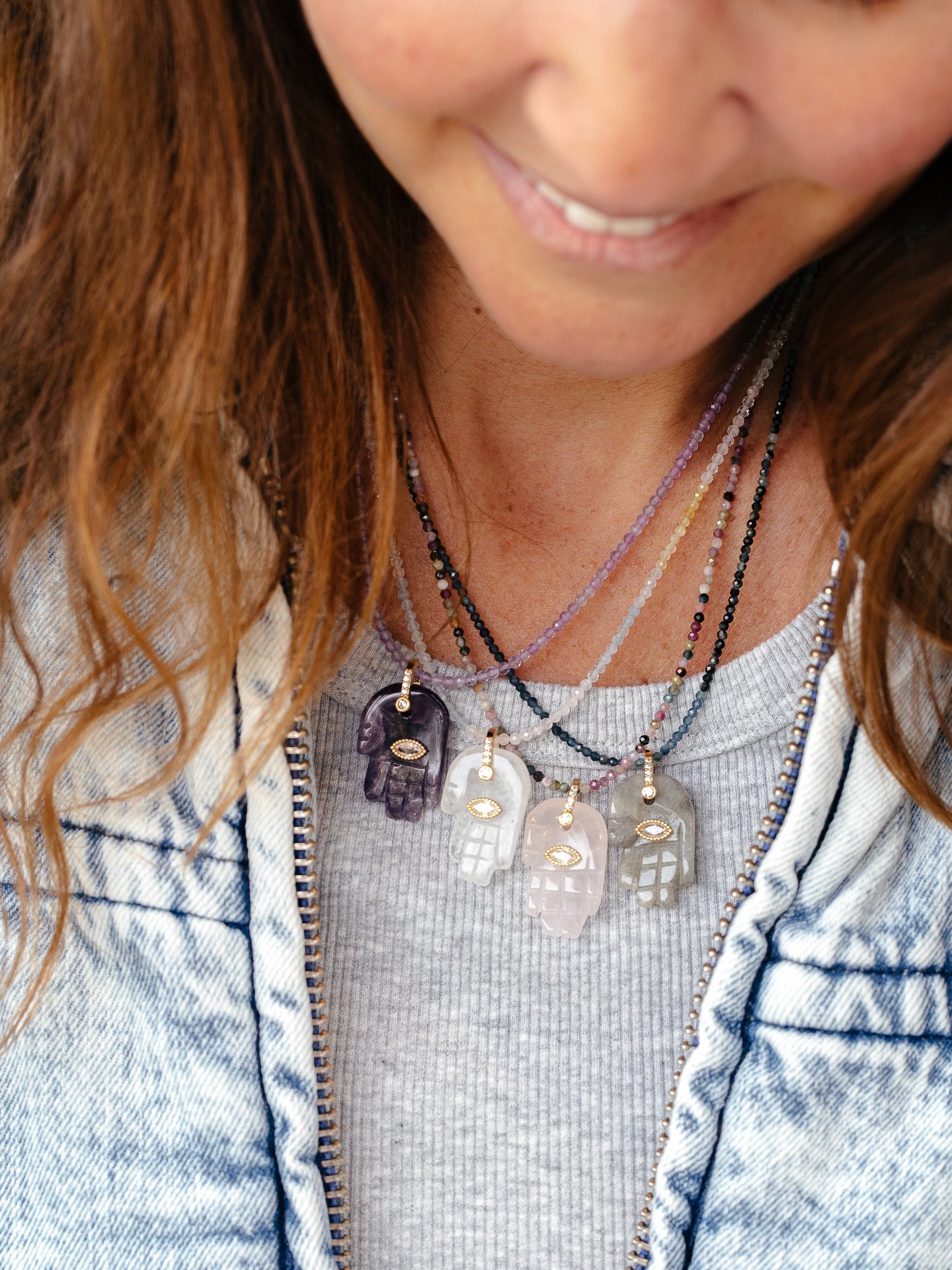 Depuis des si&egrave;cles, la Main de Fatima, aussi appel&eacute;e Hamsa ou Khamsa, est port&eacute;e comme un symbole de protection 🪬 Cette main ouverte est consid&eacute;r&eacute;e comme un talisman qui repousse les &eacute;nergies n&eacute;gative