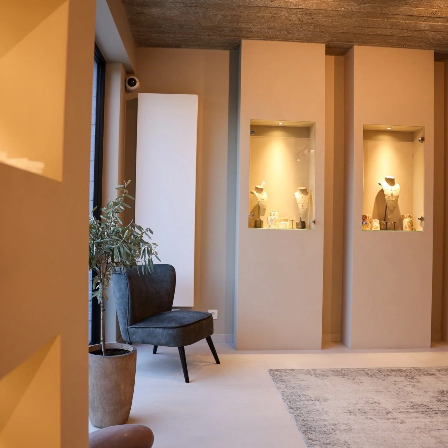 Parce que je dis toujours qu&rsquo;un bijou ne se porte pas seulement sur la peau, il se porte dans le c&oelig;ur 🤍
C&rsquo;est un symbole. Une intention. Une mani&egrave;re de dire &laquo; je te vois, je te choisis, je pense &agrave; toi &raquo; 🫶