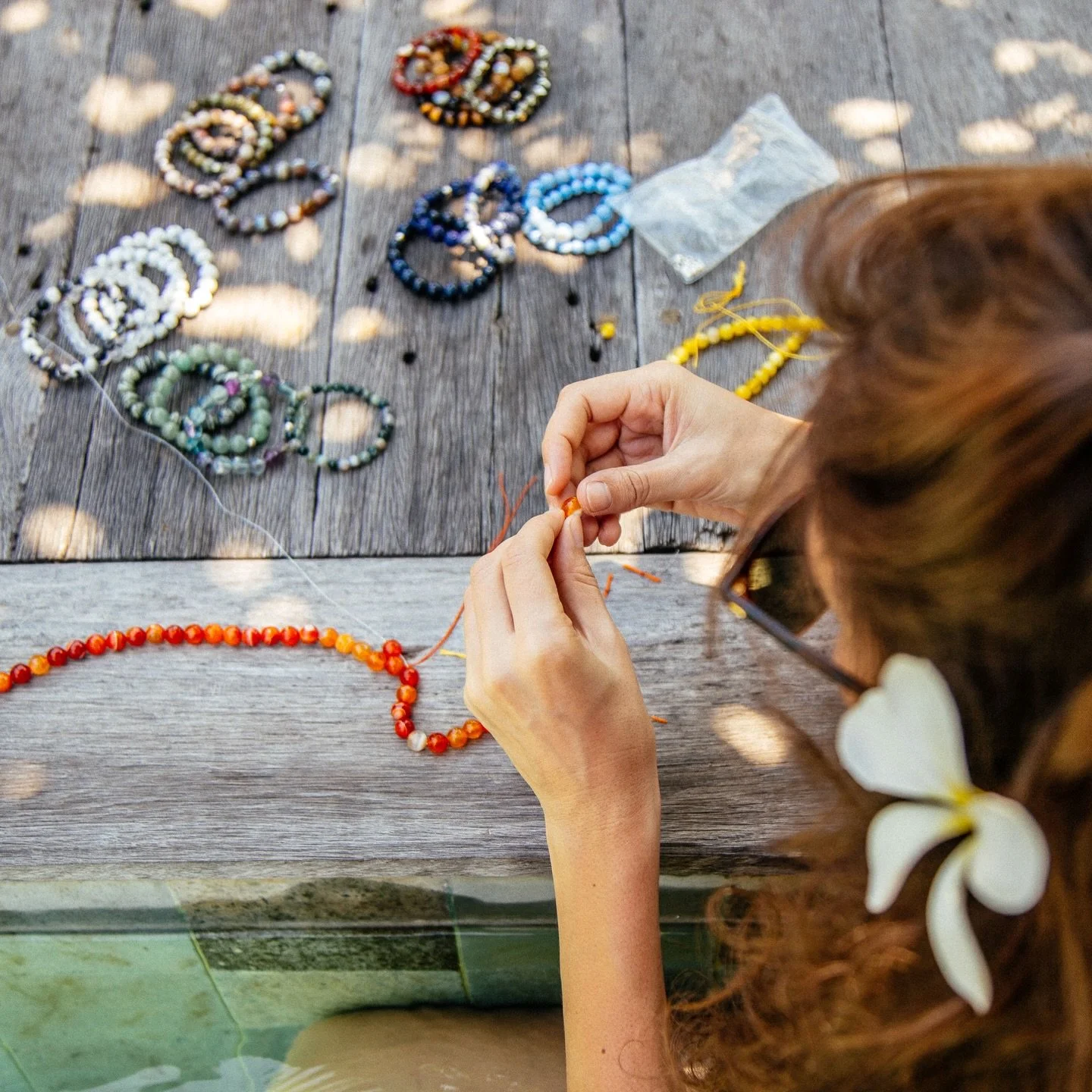 Je vous pr&eacute;pare une magnifique collection pour cet &eacute;t&eacute;☀️Bracelets &laquo; Mission de Vie &raquo;, macram&eacute;s, bracelets sur cordon en soie orn&eacute;s de pierres color&eacute;es, bracelets en perles fines, joncs d&eacute;li