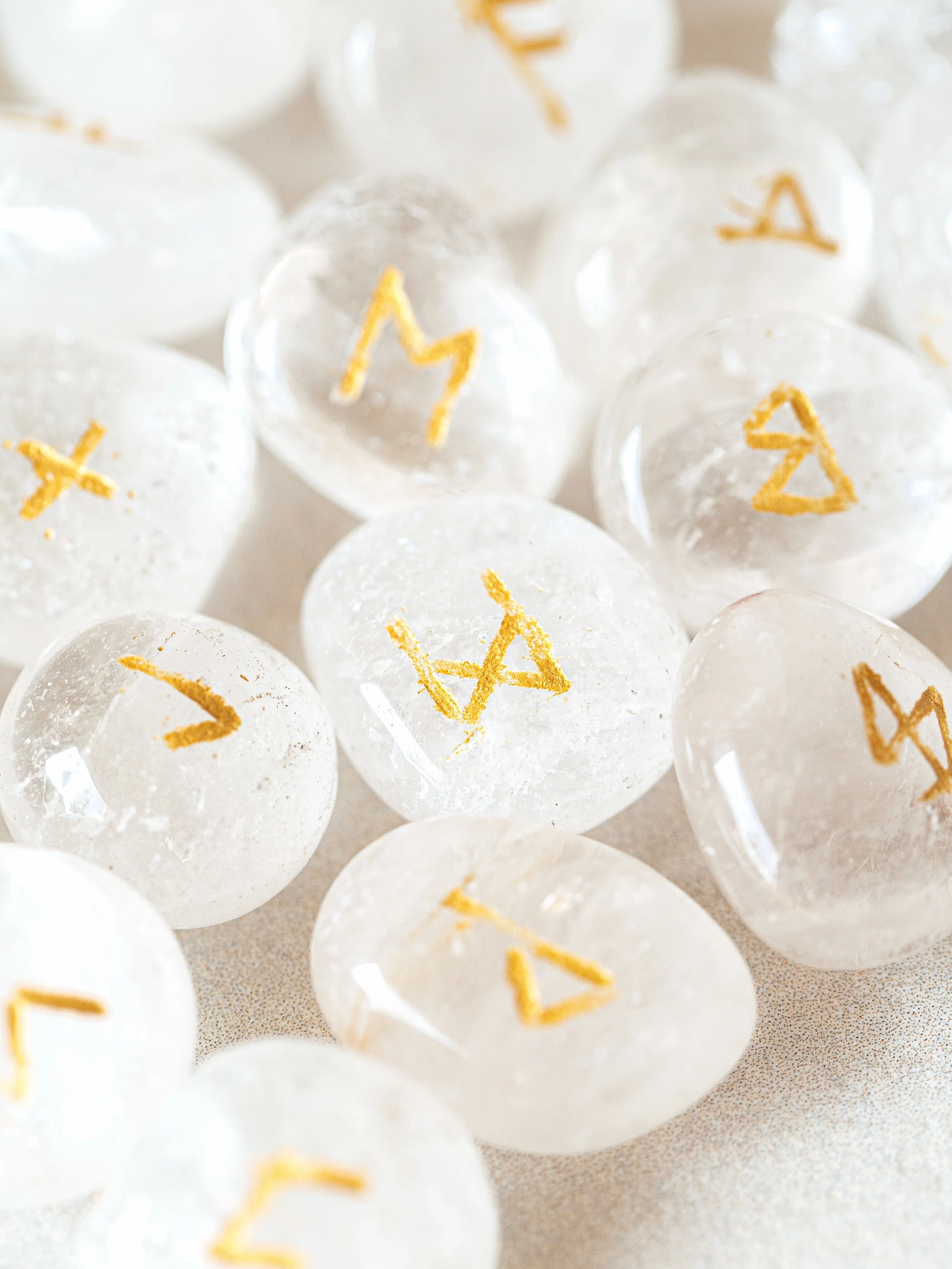 Apr&egrave;s un voyage en Islande, l&agrave; o&ugrave; le feu, la glace, l&rsquo;eau, la terre et l&rsquo;air se rencontrent avec une force incroyable 🔥❄️, j&rsquo;ai eu envie d&rsquo;amener les Runes dans ma collection.

J&rsquo;aimais l&rsquo;id&e