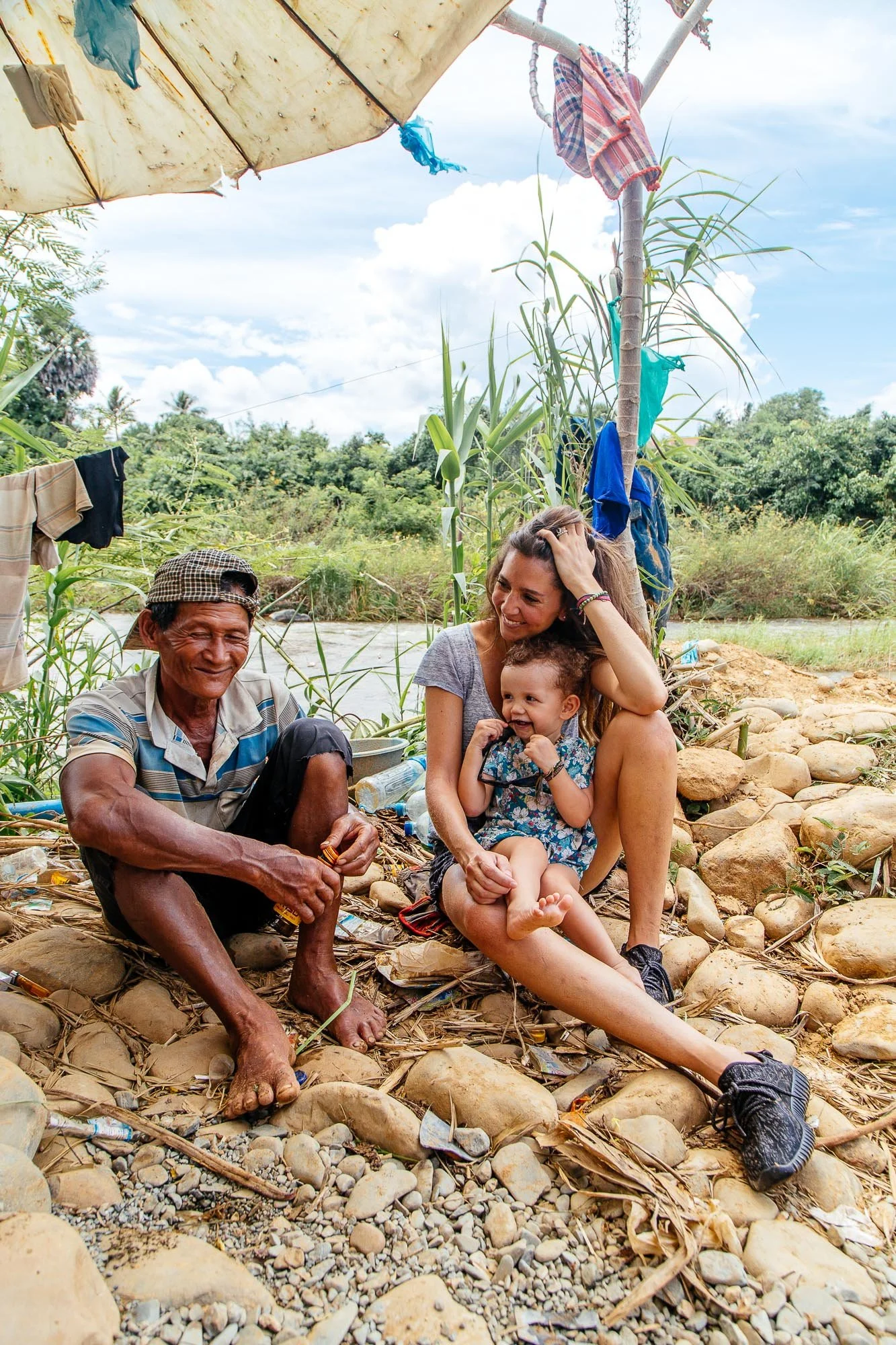 
Au Cambodge, je voyage en famille à la rencontre des communautés locales, privilégiant des échanges sincères et des liens humains qui dépassent largement le cadre professionnel.
