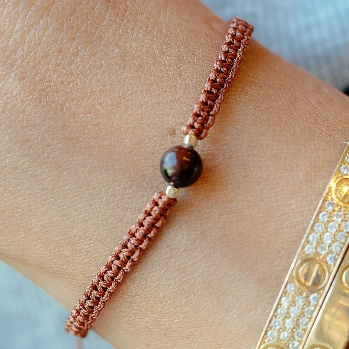 Macramé Brun & Grenat Pyrope | Sécurité & Refuge