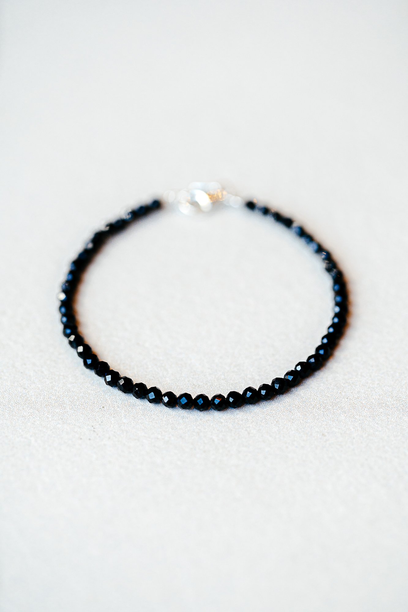 Bracelet fin spinelle noire.jpg