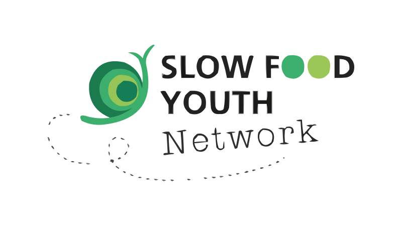 Logo van Slow Food Youth Network met een groene schelp en de naam in zwart en groen.