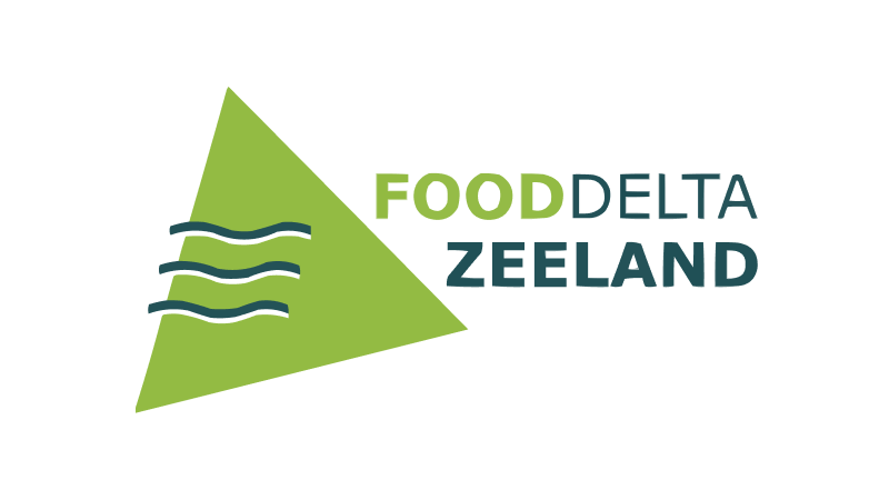 Logo van FoodDelta Zeeland met een groene driehoek en drie golvende lijnen, en de tekst 'FoodDelta Zeeland'.