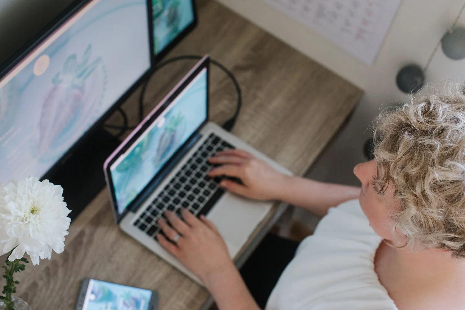 Kotisivujen eli nettisivujen tekijä joka tekee myös tekstit ja sisällöntuotannot sekä logon ja visuaalisen ilmeen yritykselle