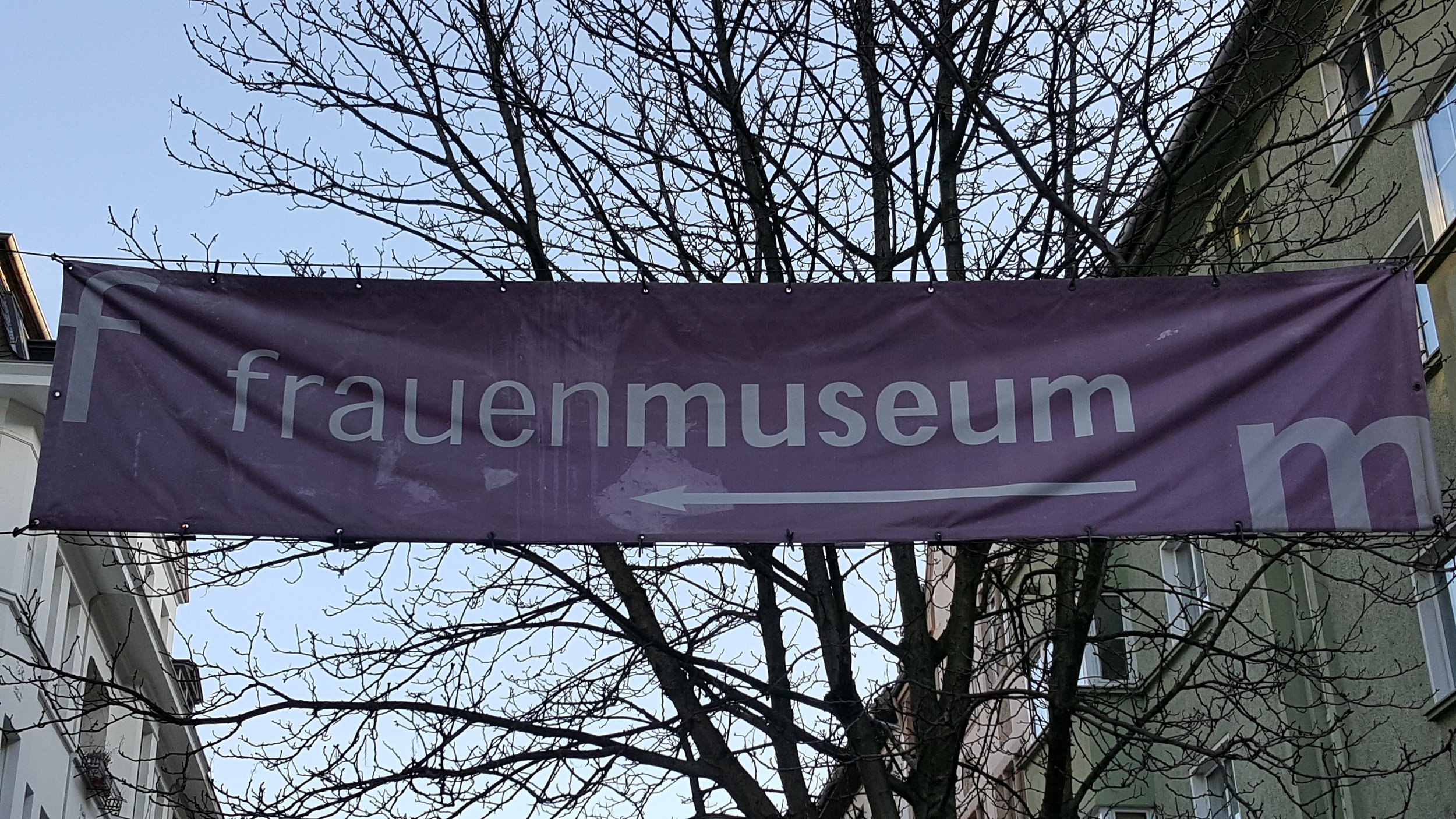 Der Museumsbanner des Frauenmuseums