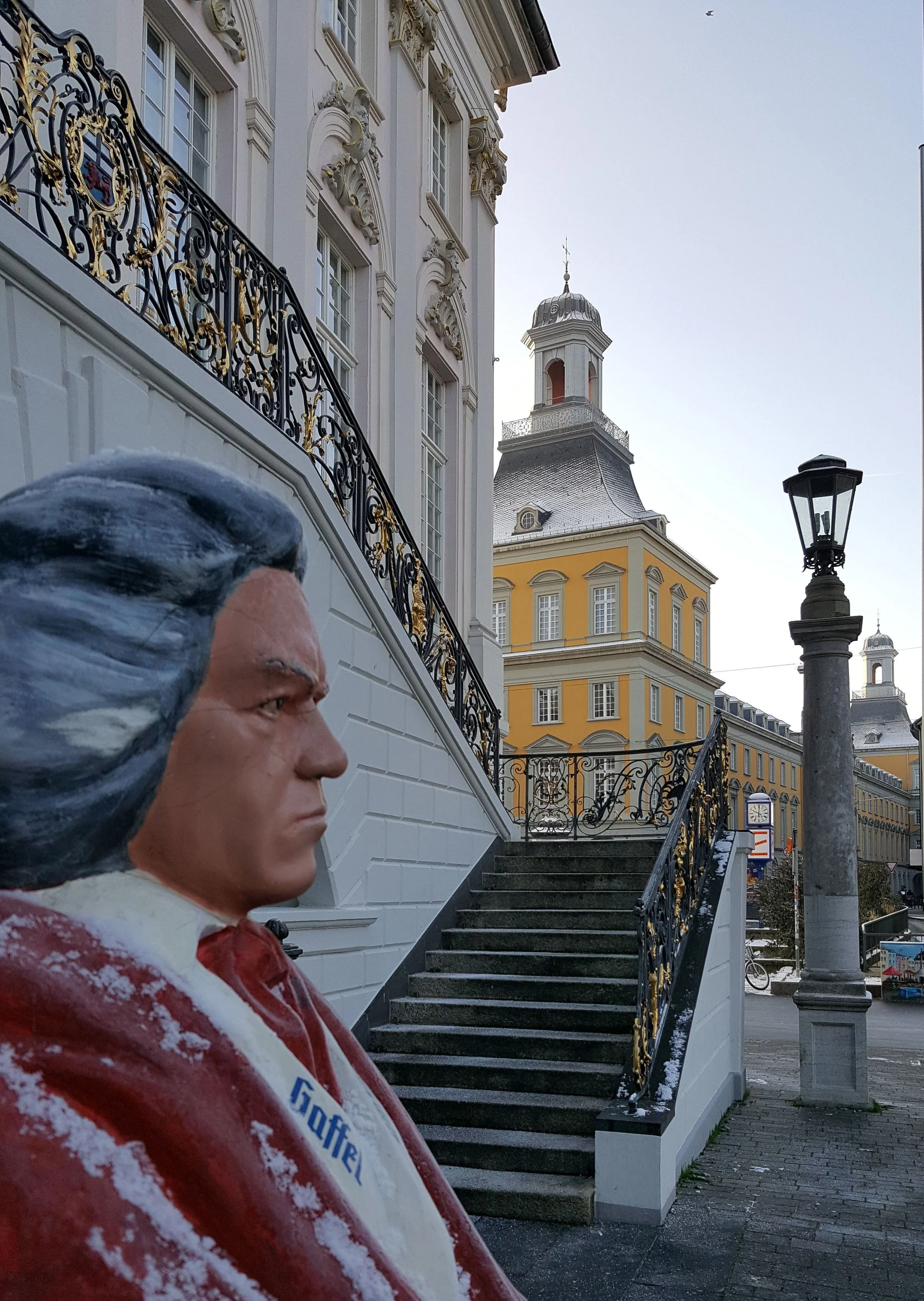 Alles auf einen Blick: Die Schönheit der Stadt, die herrührt von dem Kurfürsten und dessen berühmten Angestellten Ludwig van Beethoven. An dessen Figur treffen Sie Ihren Stadtführer. Bonn ist seit jeher schön und bekannt. Auch als Hauptstadt.