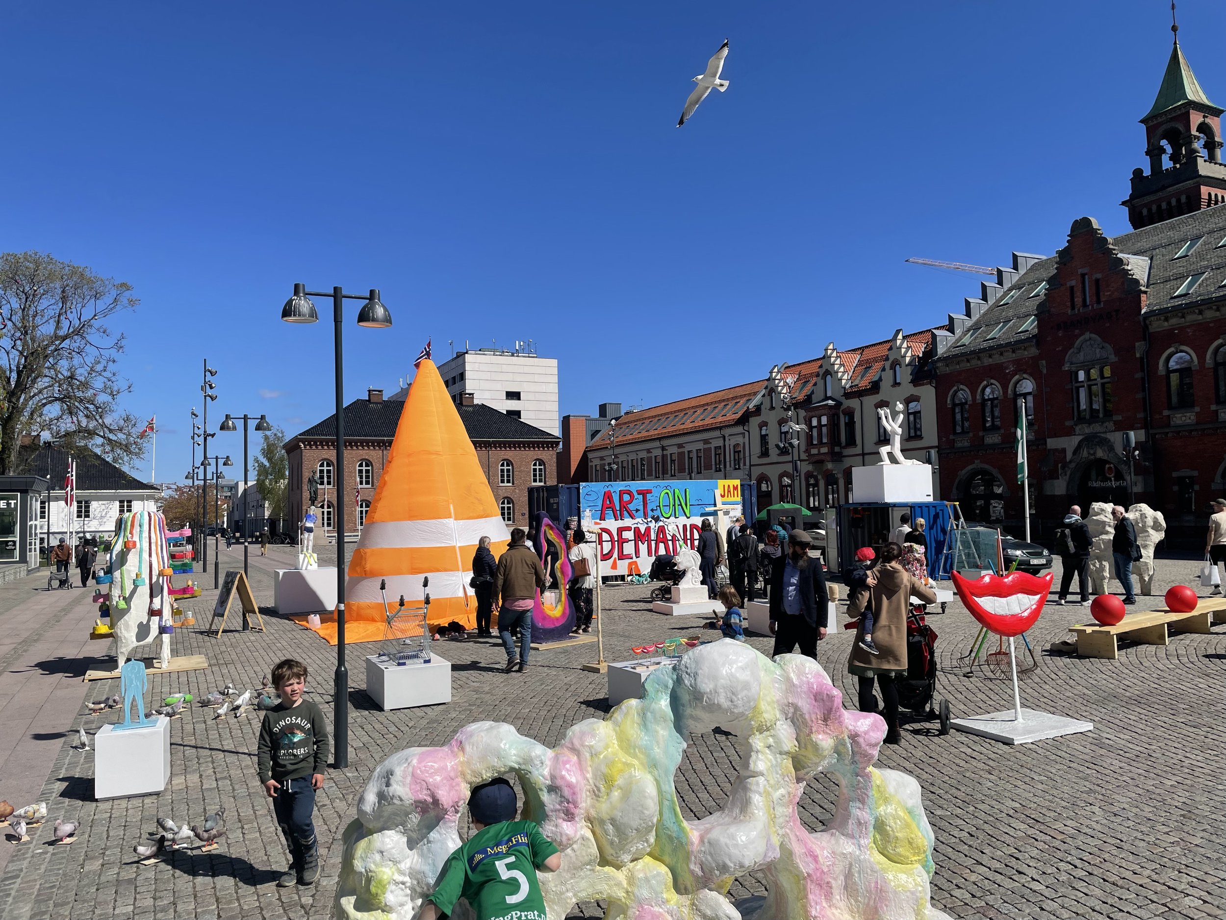 HVA SYNS DU? — Kunst på Torvet