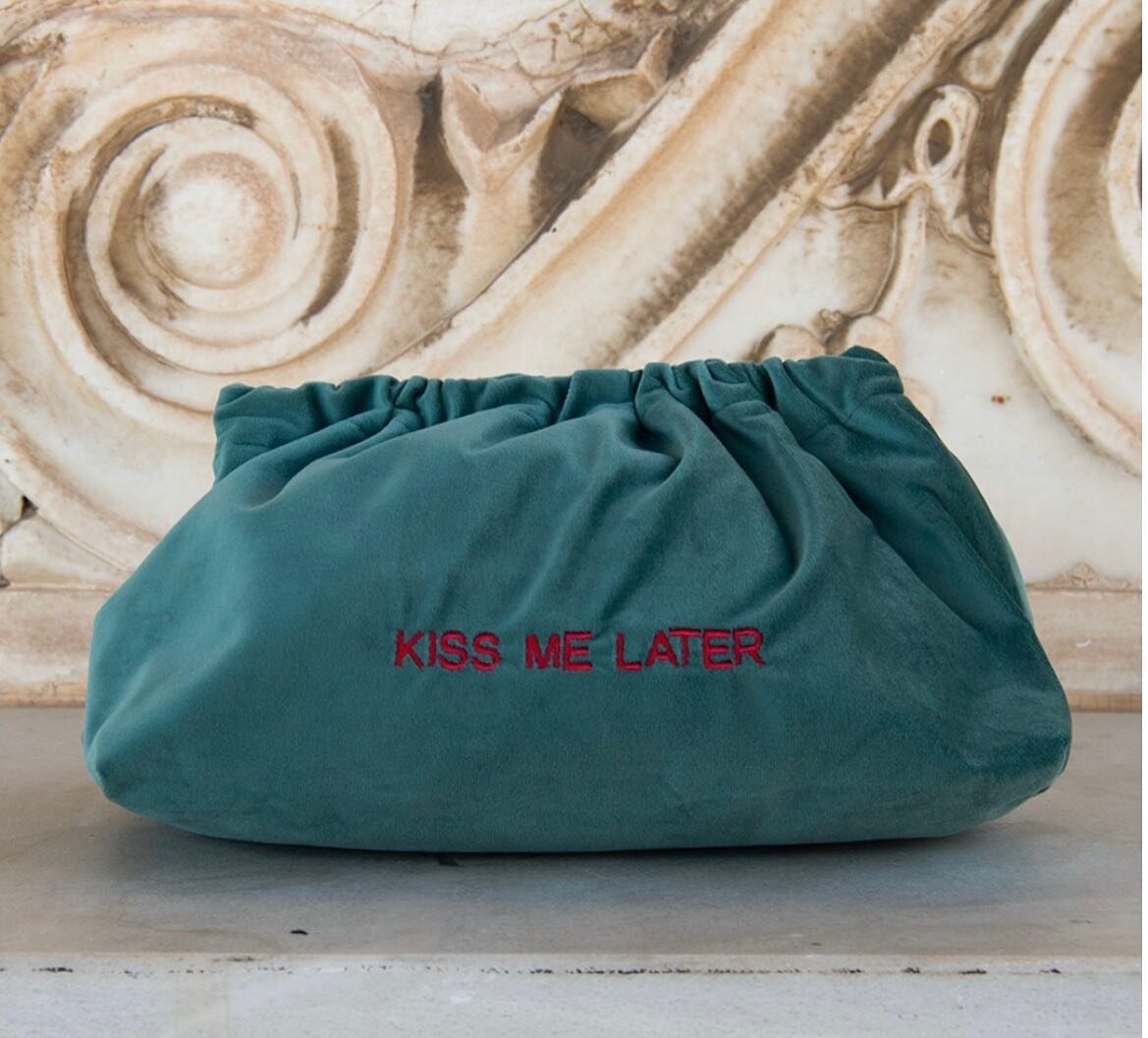 Kiss me later 💋

Velvet Clutch Bag von #sorbetisland 

Jetzt online erh&auml;ltlich ❤️

#sorbetisland #clutch #clutchbag #salzburg #fashion #accessories #love #valentinstagsgeschenk #valentinstag ❤️