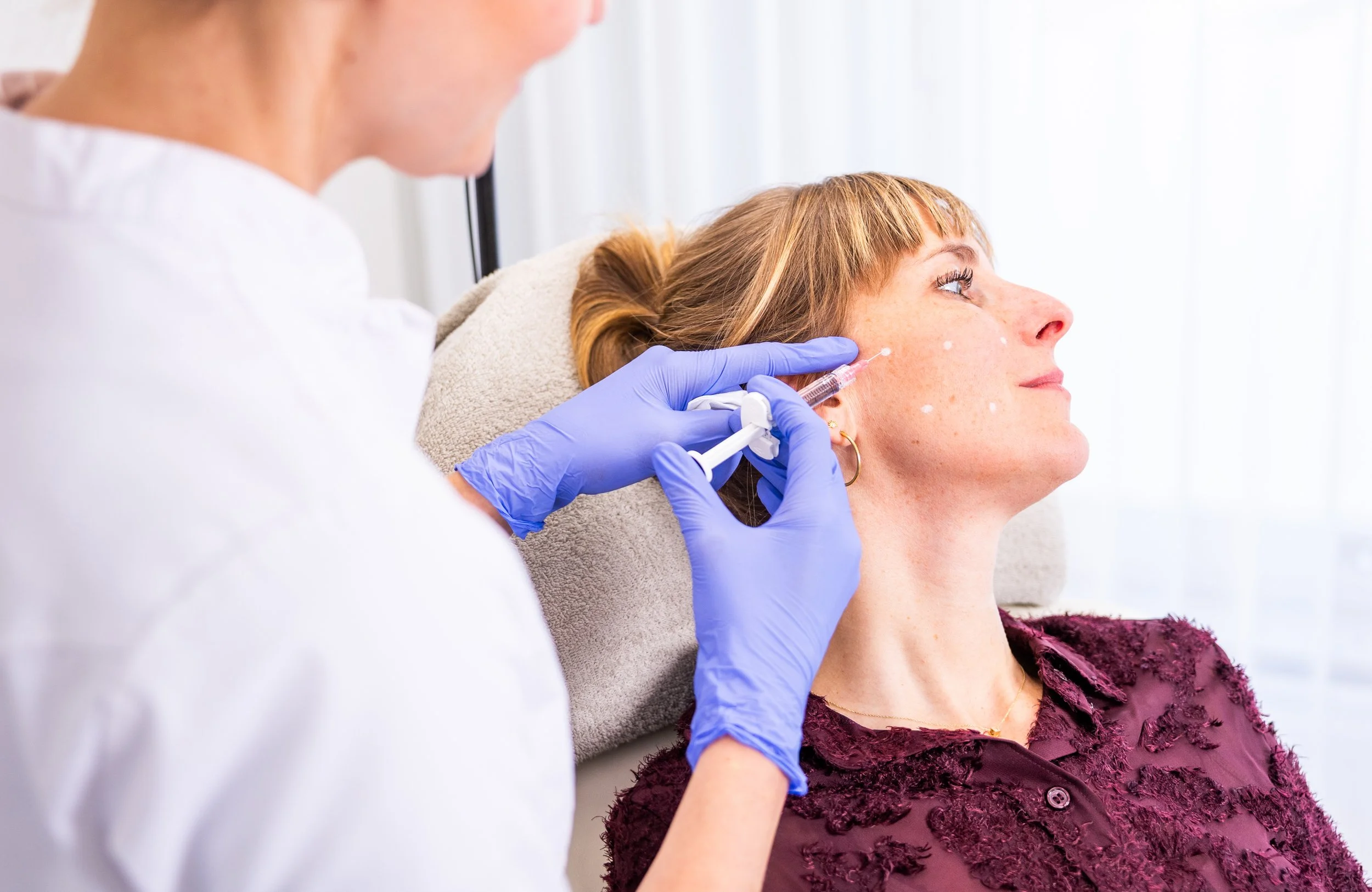 Klant ligt in behandelstoel, BAPS methode is afgetekend en arts wil starten met behandelen