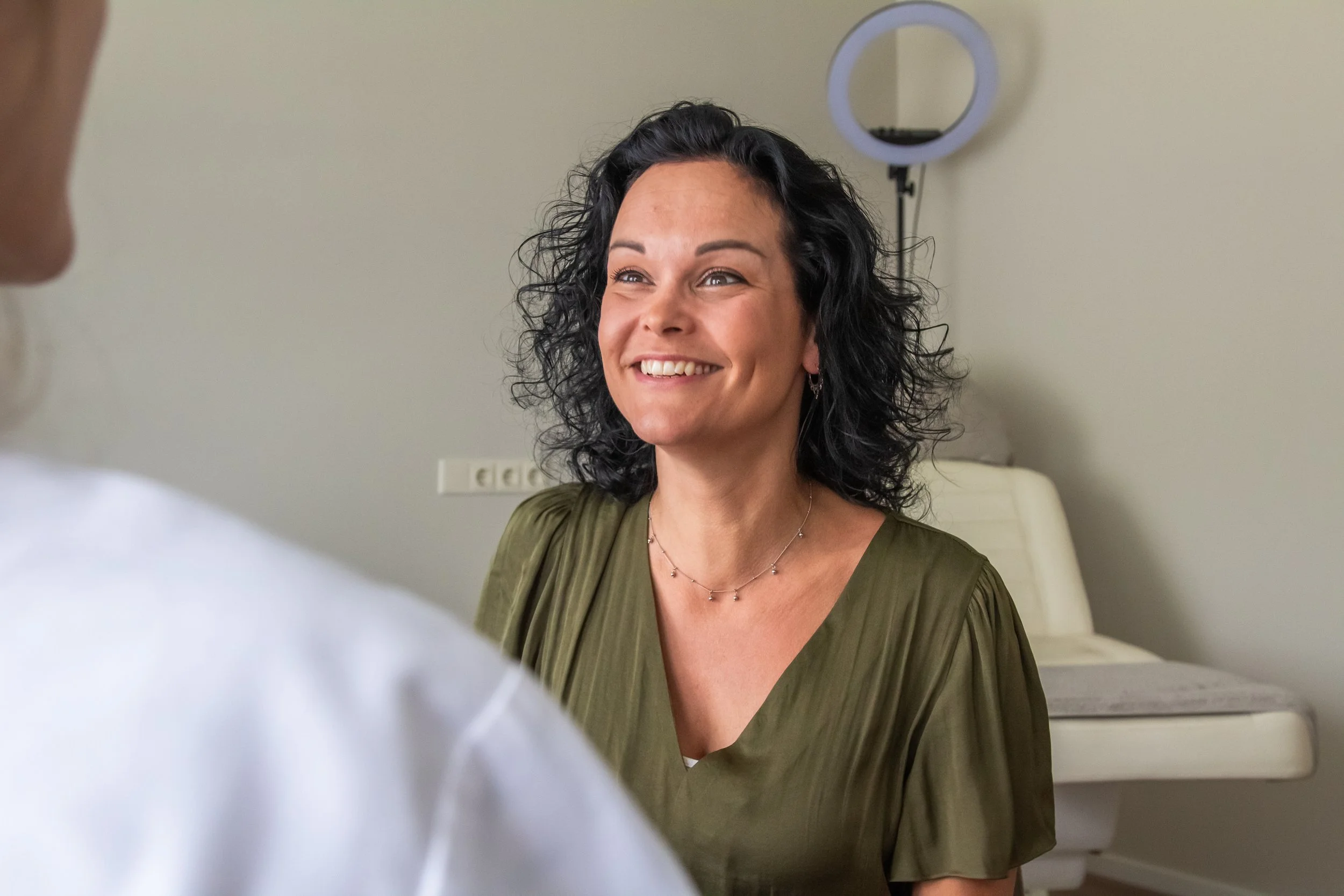 Een vrouw van middelbare leeftijd is op consult bij een cosmetisch arts waar zij samen een eventuele botuline toxine behandeling bespreken.