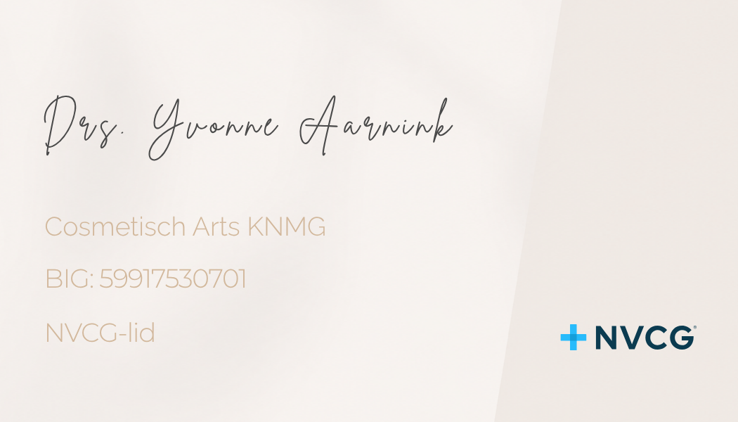 Visitekaartje met naam Drs. Yvonne Aarink, cosmetisch arts KNMG, lid NVVC, met NVVC-logo rechtsonder.
