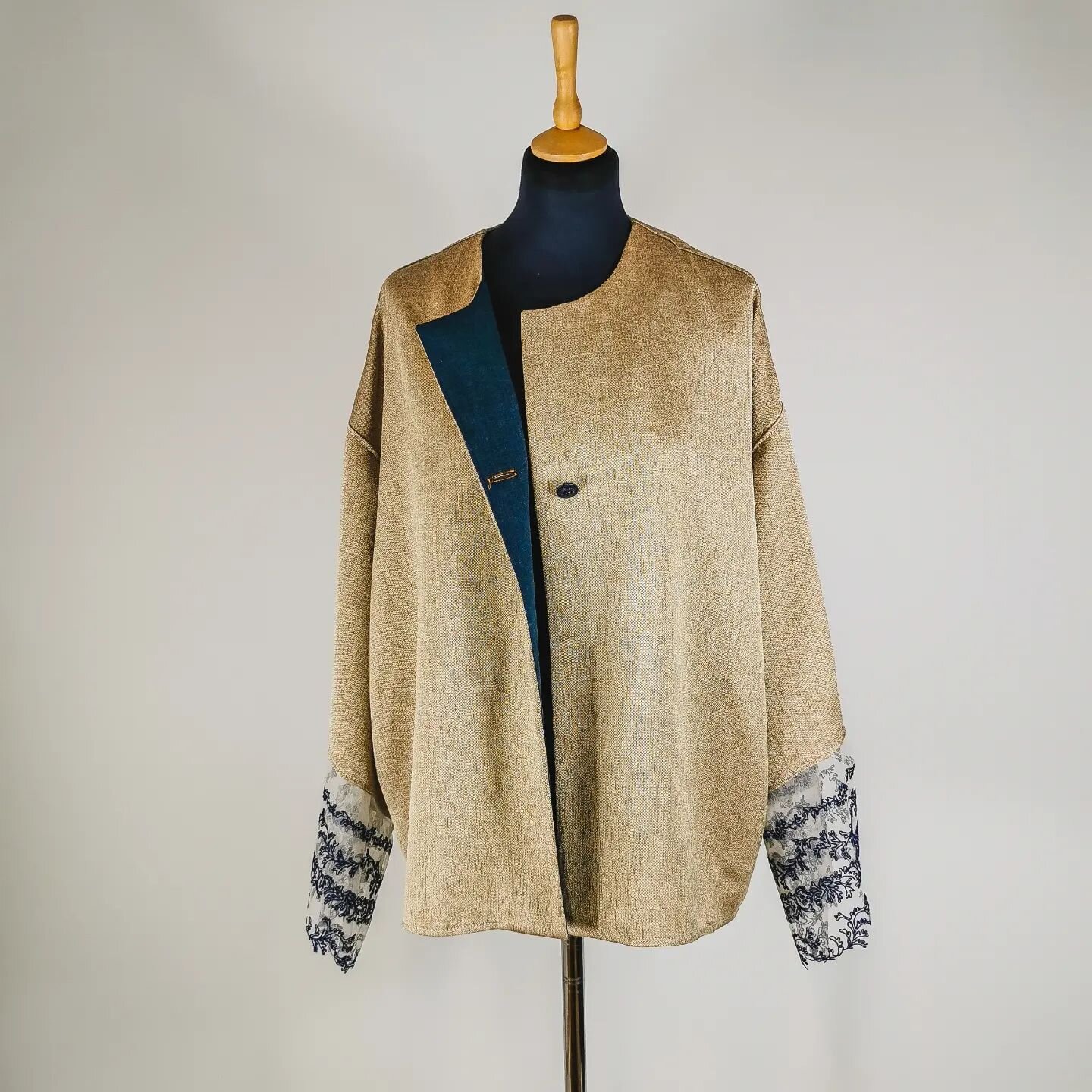 Kimono-Jacke mit aufgesetzter Spitze
Besatz und Bindeg&uuml;rtel aus Leinen

#atelierfeinerzwirn #handmade #kimonojacket #jacke #linen #leinen #ma&szlig;schneiderin #klosterneuburg #unique #slowfashion