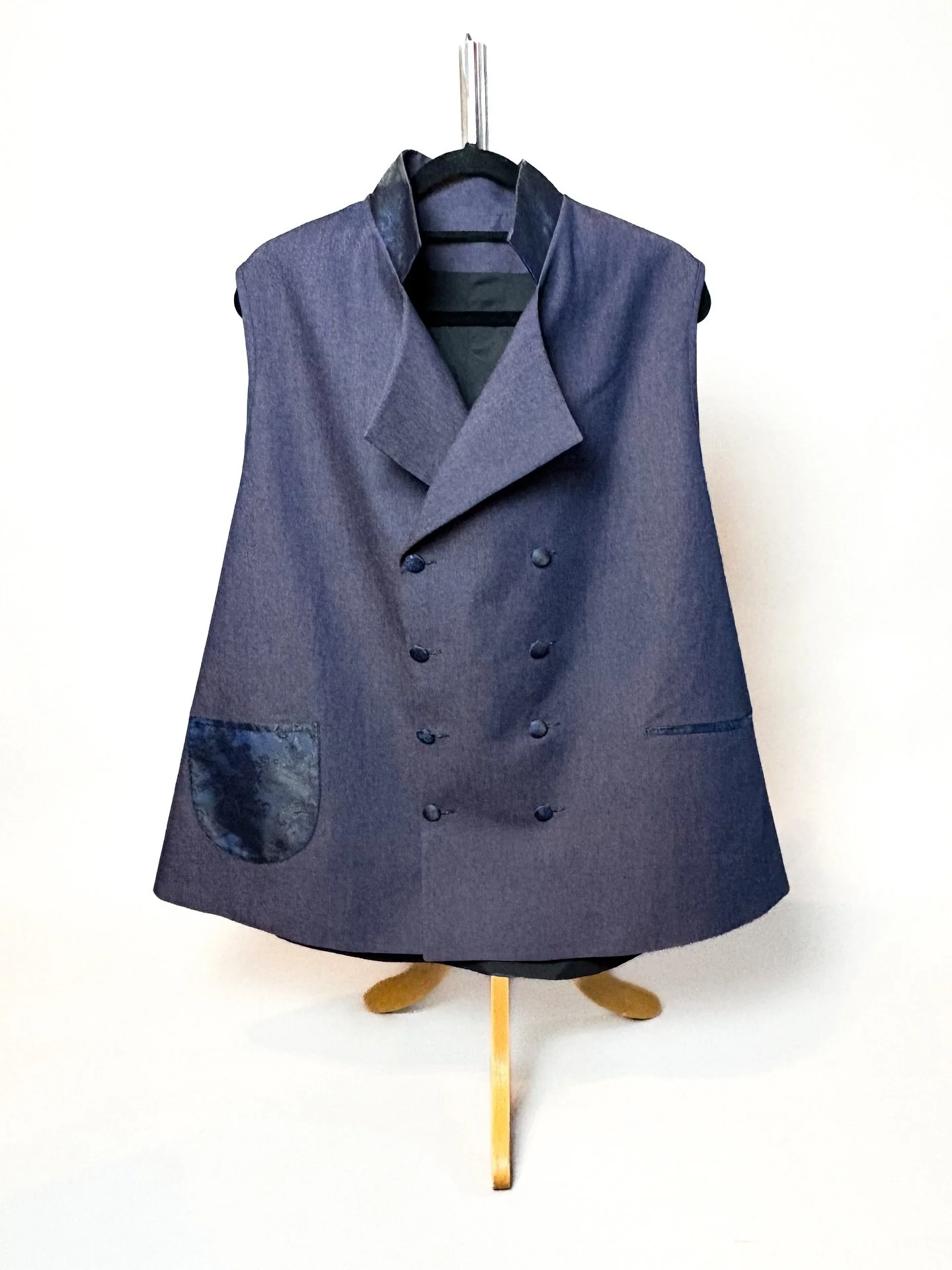 A unique piece for a unique personality
❤️
Danke f&uuml;r das Vertrauen und die wundersch&ouml;ne Zusammenarbeit.

Handgefertigte Herren Weste aus reiner Baumwolle-Denim, mit Viskose gef&uuml;ttert.

#atelierfeinerzwirn #atelier #handmade #uniquepiec