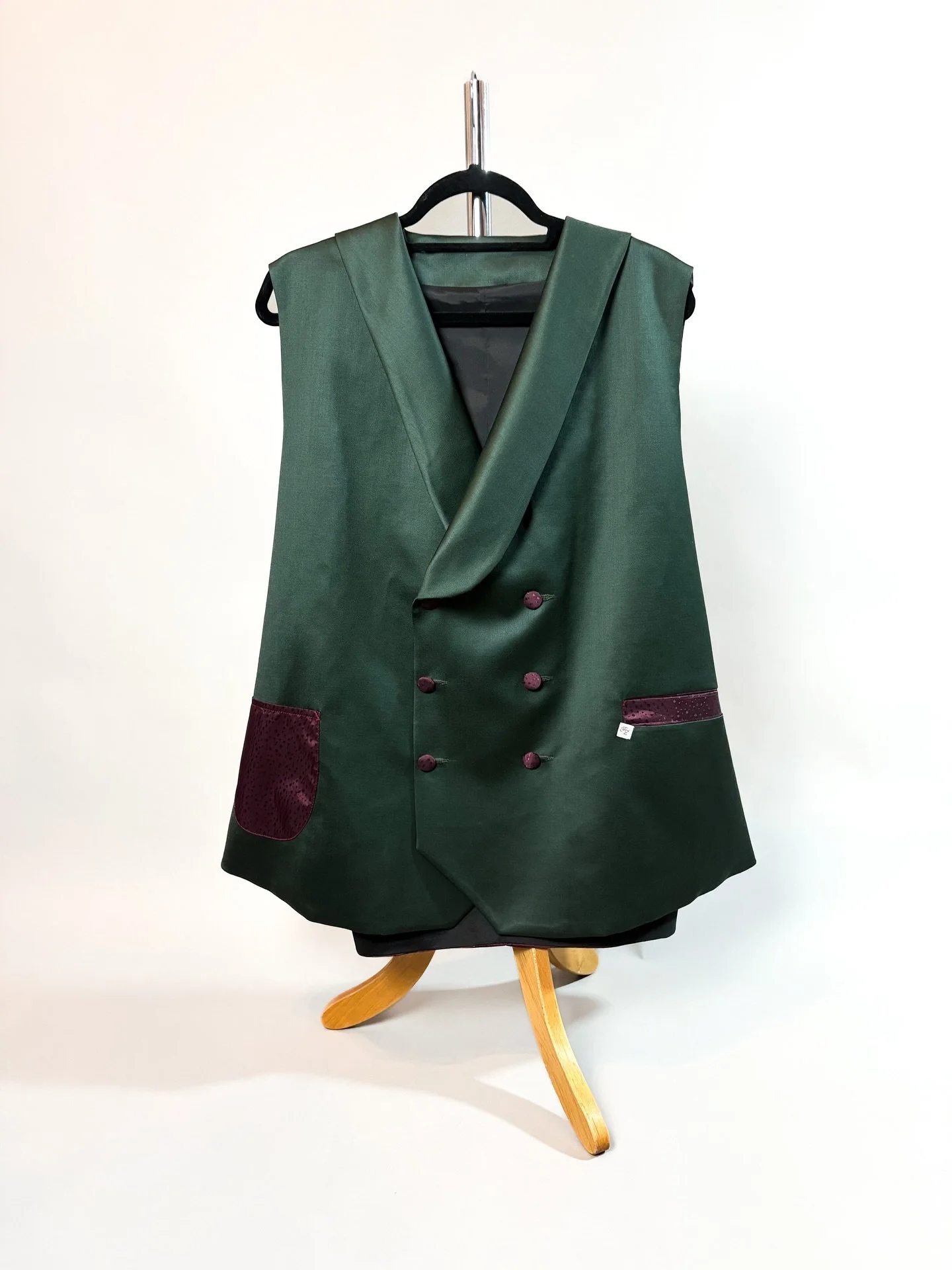 Custom-made ❤️ aus 100% italienischer Schurwolle gef&uuml;ttert mit Viskose.

Danke f&uuml;r das Vertrauen und die sch&ouml;ne Zusammenarbeit.

#atelierfeinerzwirn #feinerzwirn #custommade #ma&szlig;schneider #ma&szlig;schneiderin #schurwolle #weste 