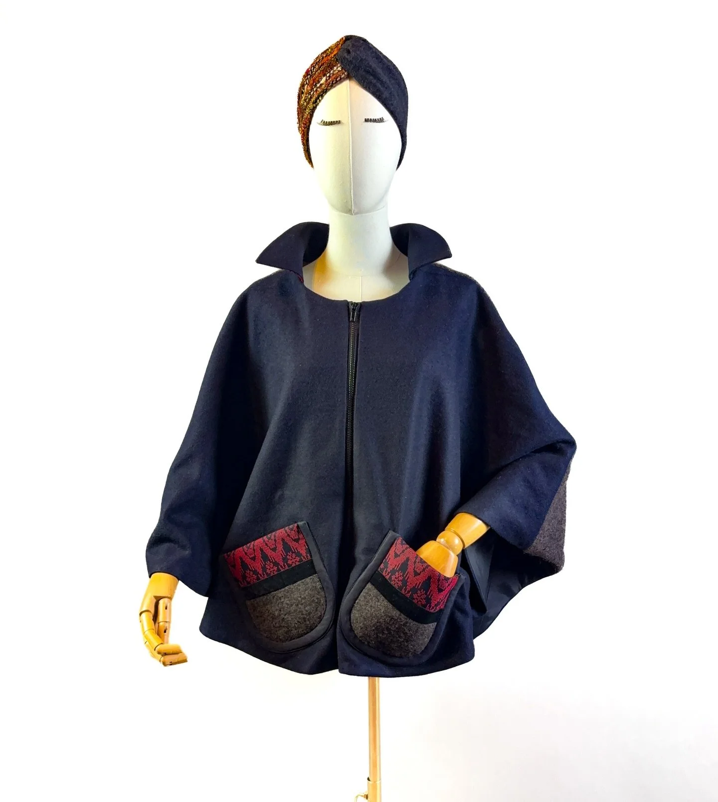 Using scratches in order to create something new ❤️

Austrian Loden - Wolle - Viskose - Schurwolle - handgewebter burmesischer Stoff - Samtborte 

#atelier #feinerzwirn #uniquepiecesforuniquepersonalities #handmade #cape