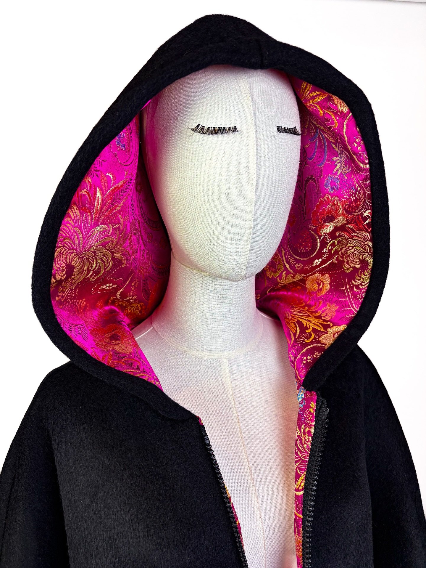 100% reine Wolle als Oberstoff - asiatischer Stoff als Akzent f&uuml;r Kapuze, Taschen und Besatz.

Cape Love ❤️ weil Klassiker immer in Mode sind 

#atelierfeinerzwirn #cape #uniquepiecesforuniquepersonalities #handmade #feinerzwirn