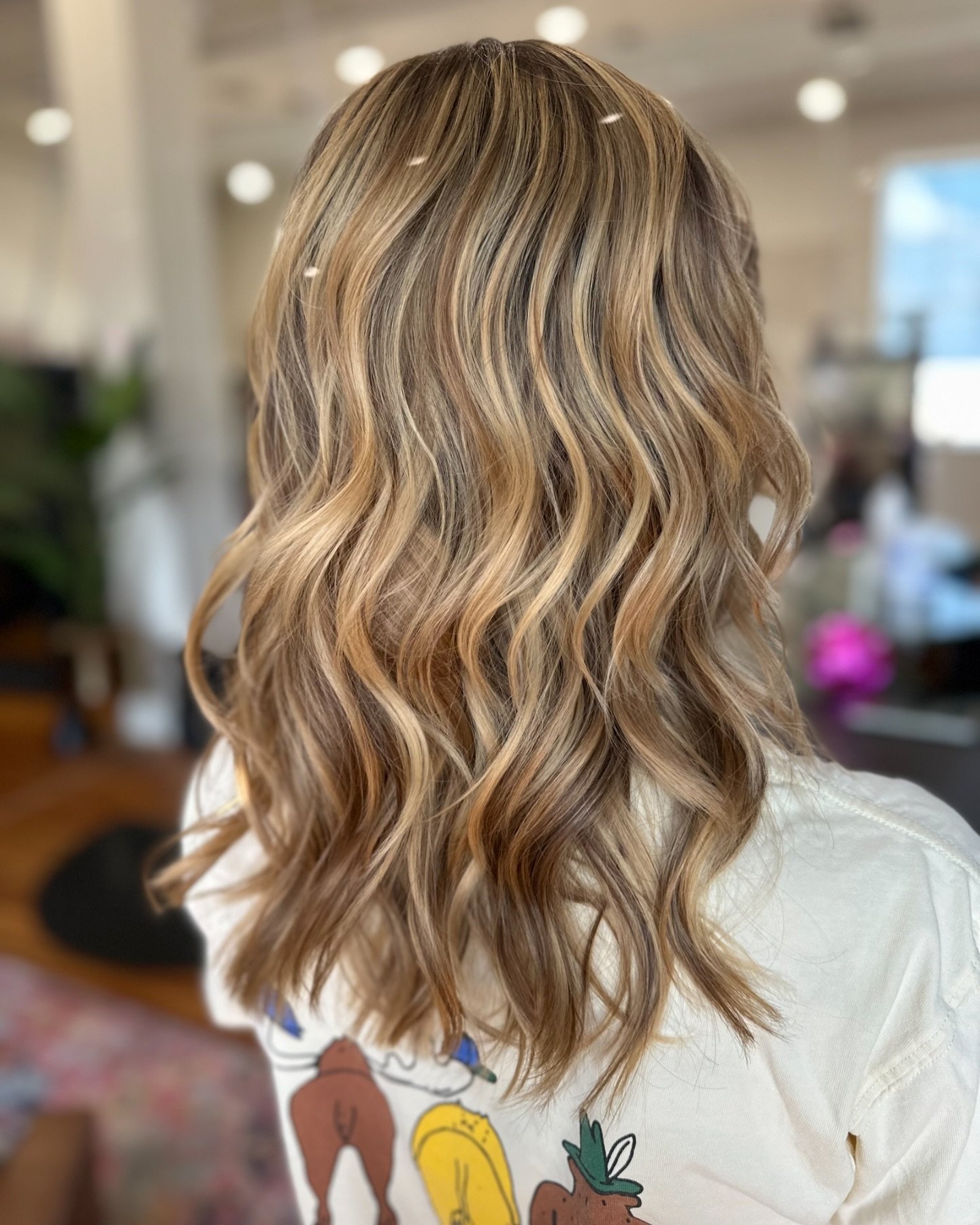 Here comes the sun-kissed balayage ☀️🎶 Book your next color with us at www.modelcitizensaloncompany.com 🤩

Look created by Damaris @dr.hairandbeauty for @modelcitizensalon washed with @redken Acidic Bonding Concentrate system &amp; styled using One