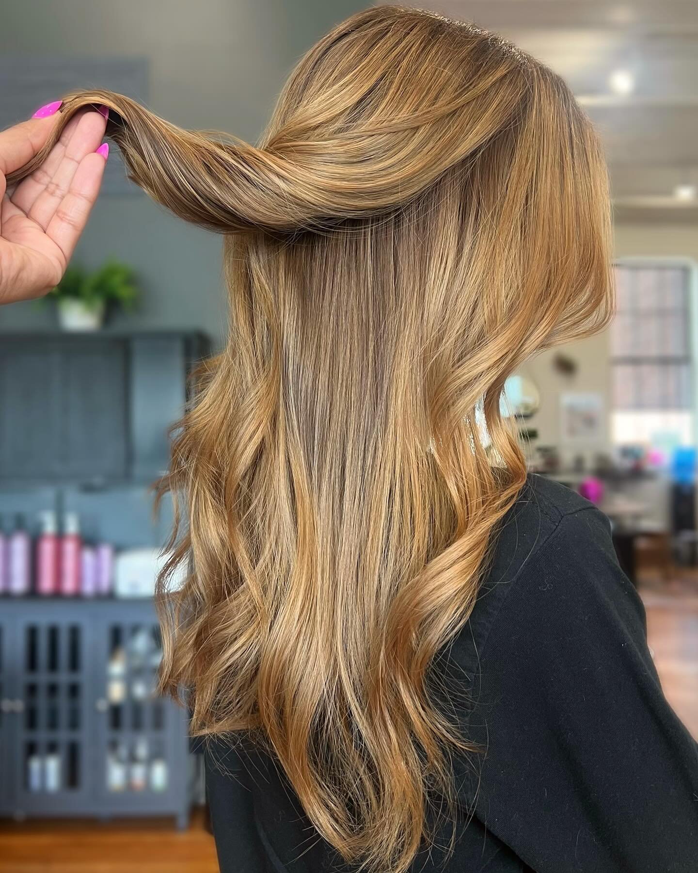 Blended honey for this sweetie! 🍯 Book your next color with us! (706)-543-3656 / www.modelcitizensaloncompany.com 🐝

Look created by Damaris @dr.hairandbeauty for @modelcitizensalon washed with @pureology Pure Volume System &amp; styled using @redk