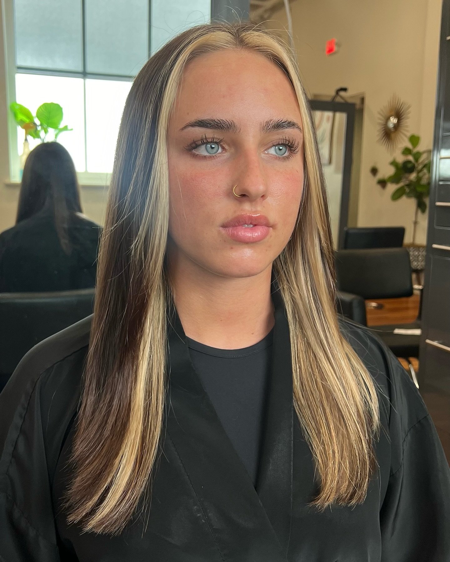 We ❤️❤️❤️❤️ a high contrast moment ✨ Book your next color with us at www.modelcitizensaloncompany.com 😍

Look created by Damaris @dr.hairandbeauty for @modelcitizensalon washed with @redken Acidic Bonding Concentrate System &amp; styled using One Un