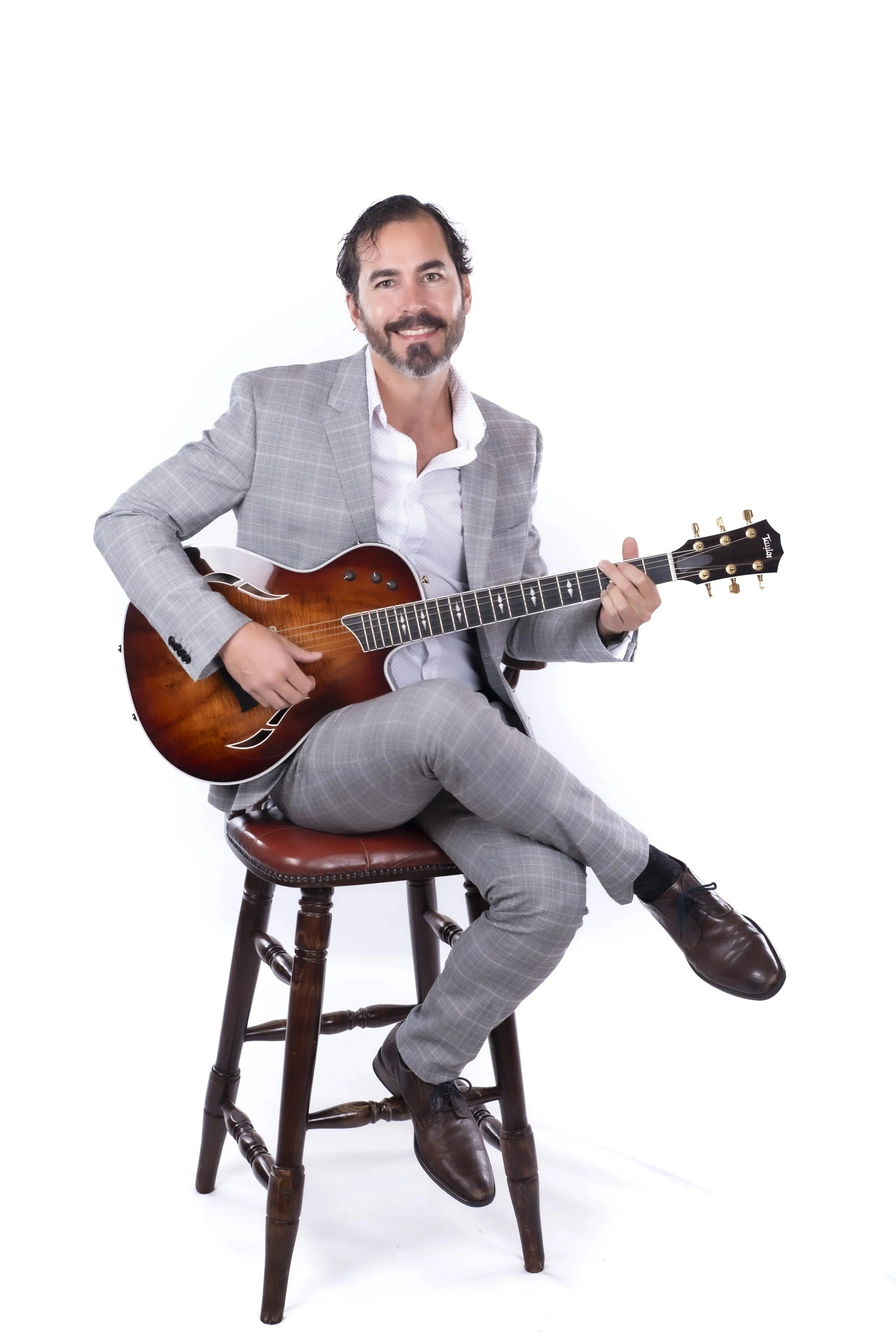 Daniel Ondaro, Denver singing guitarist, performing live.