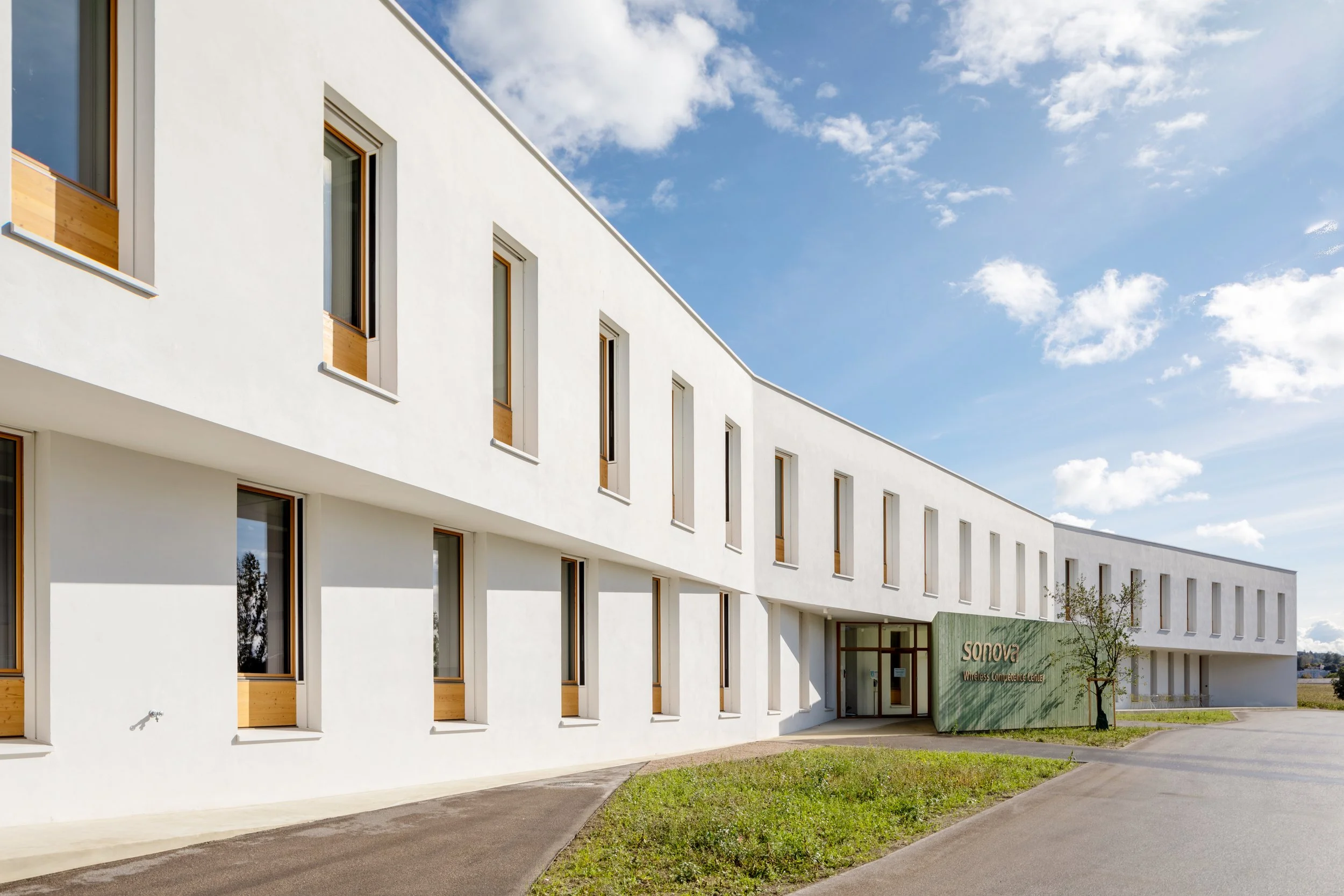 Sonova-Hauptsitz Murten – Architekturfotografie, Bau von OOS Architekten, ©luxwerk.ch