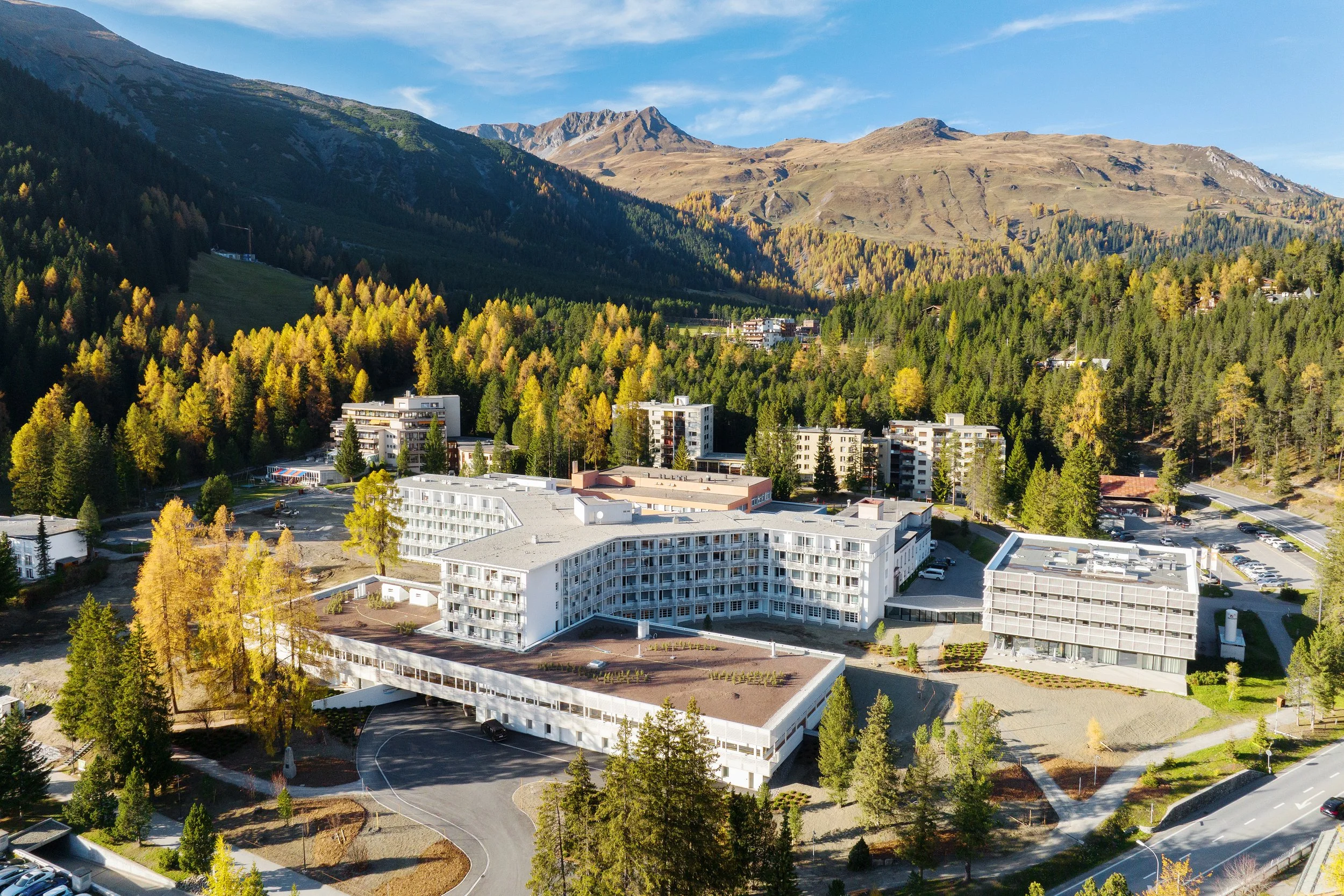 Drohnenaufnahme Medizincampus Davos, ©luxwerk.ch, Architekturaufnahmen für OOS Architekten