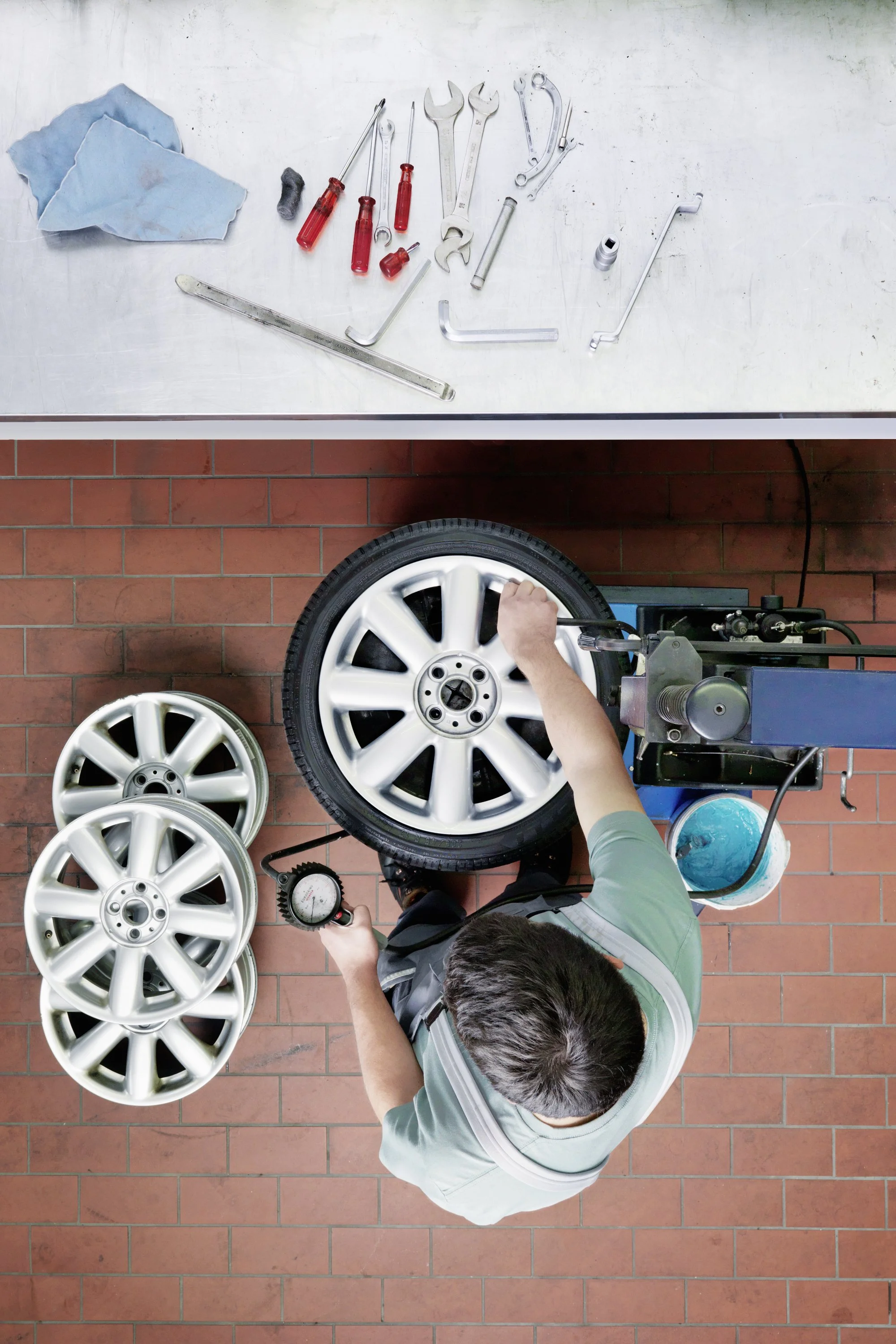 Photography for UBS's "Spezialisten" campaign-Mecanic, portraying independent Swiss businesses. By Luxwerk