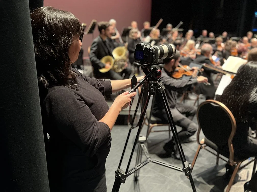 Kâté filming with an orchestra