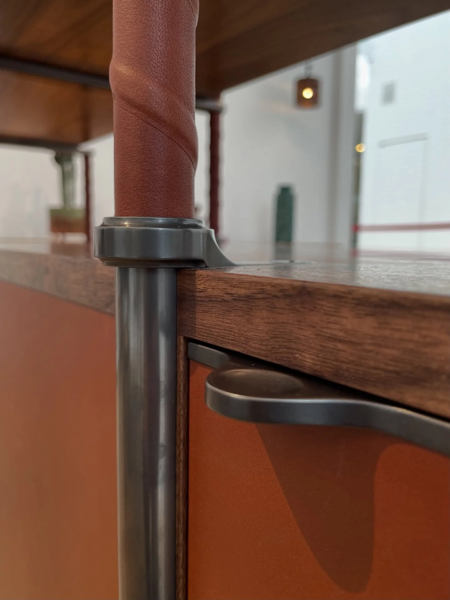 Details in design.
Bespoke shelving unit on display at Focus/25 :The Longer View at Design Centre, Chelsea Harbour, London.
@designcentrech 
#details 
#design 
#interiordesign 
#homedecor 
#shelvingunit 
#furniture 
#madeinhouse 
#faolchú