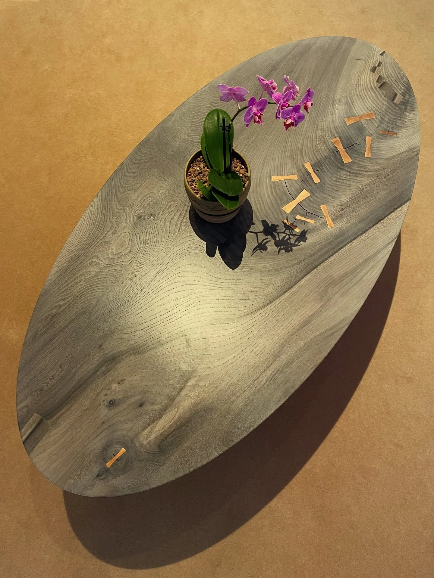 Oval Reul Coffee Table 🌸🩶🌸

Made with Scottish elm, custom sky finish and solid bronze butterfly keys,resting on a solid bronze base.

Made in Scotland 🏴󠁧󠁢󠁳󠁣󠁴󠁿 

#coffeetable #coffeetabledesign #tabletop #livingroom #homedesign #interiordet