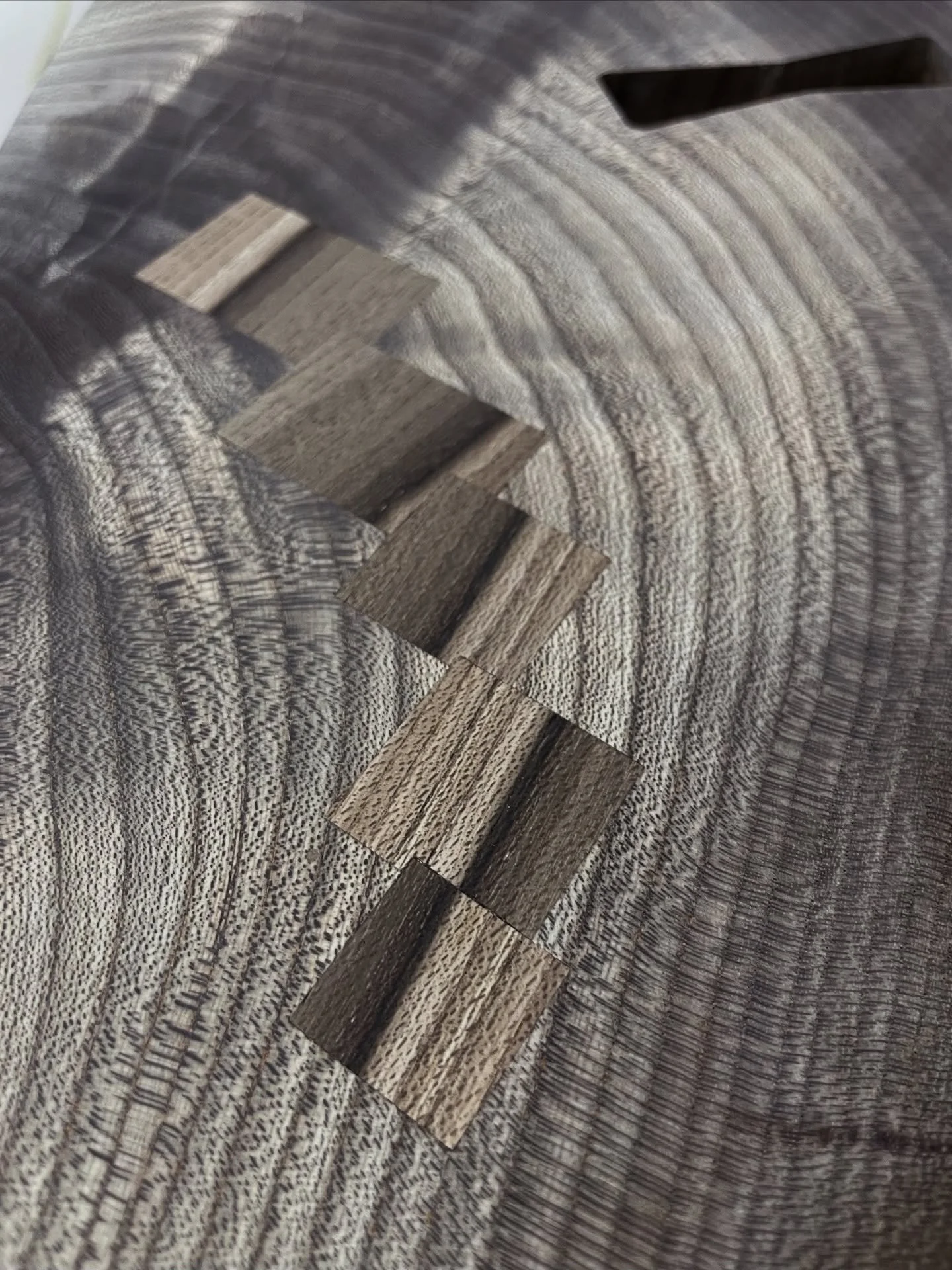 Two tone patch work on our Scottish elm Reul coffee table.To see the finished piece,please have a look at previous posts.
 
Made in Scotland 🏴󠁧󠁢󠁳󠁣󠁴󠁿 

#details #detailshots #detailsmatter #detailsoftheday #details #patch #faolch&uacute;