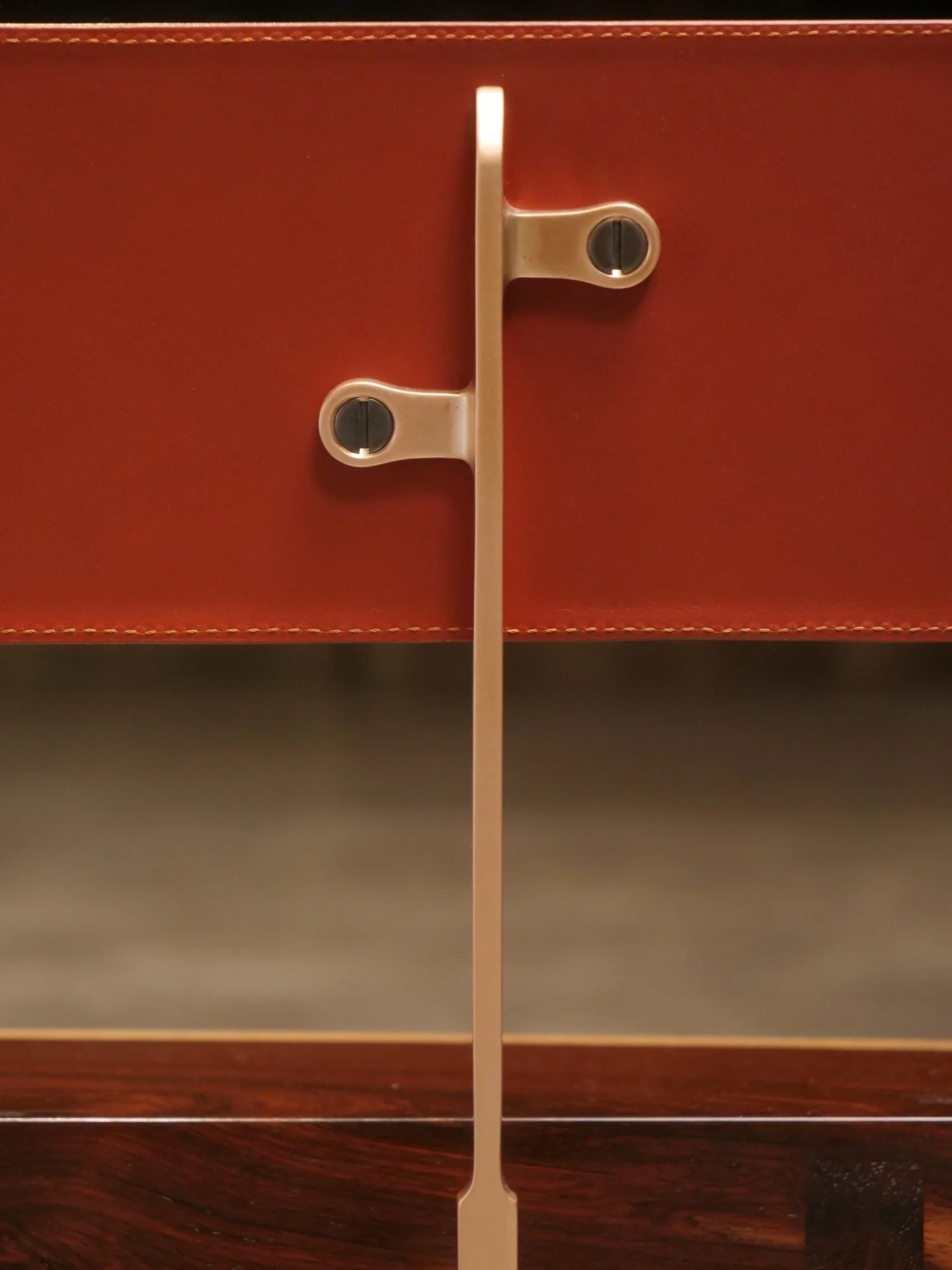 The combination of leather, bronze, and timber feels timeless and considered.

Detail shot of our Mexican ebony bench.

Made in Scotland 🏴󠁧󠁢󠁳󠁣󠁴󠁿 

#details #leather #bronze #wood