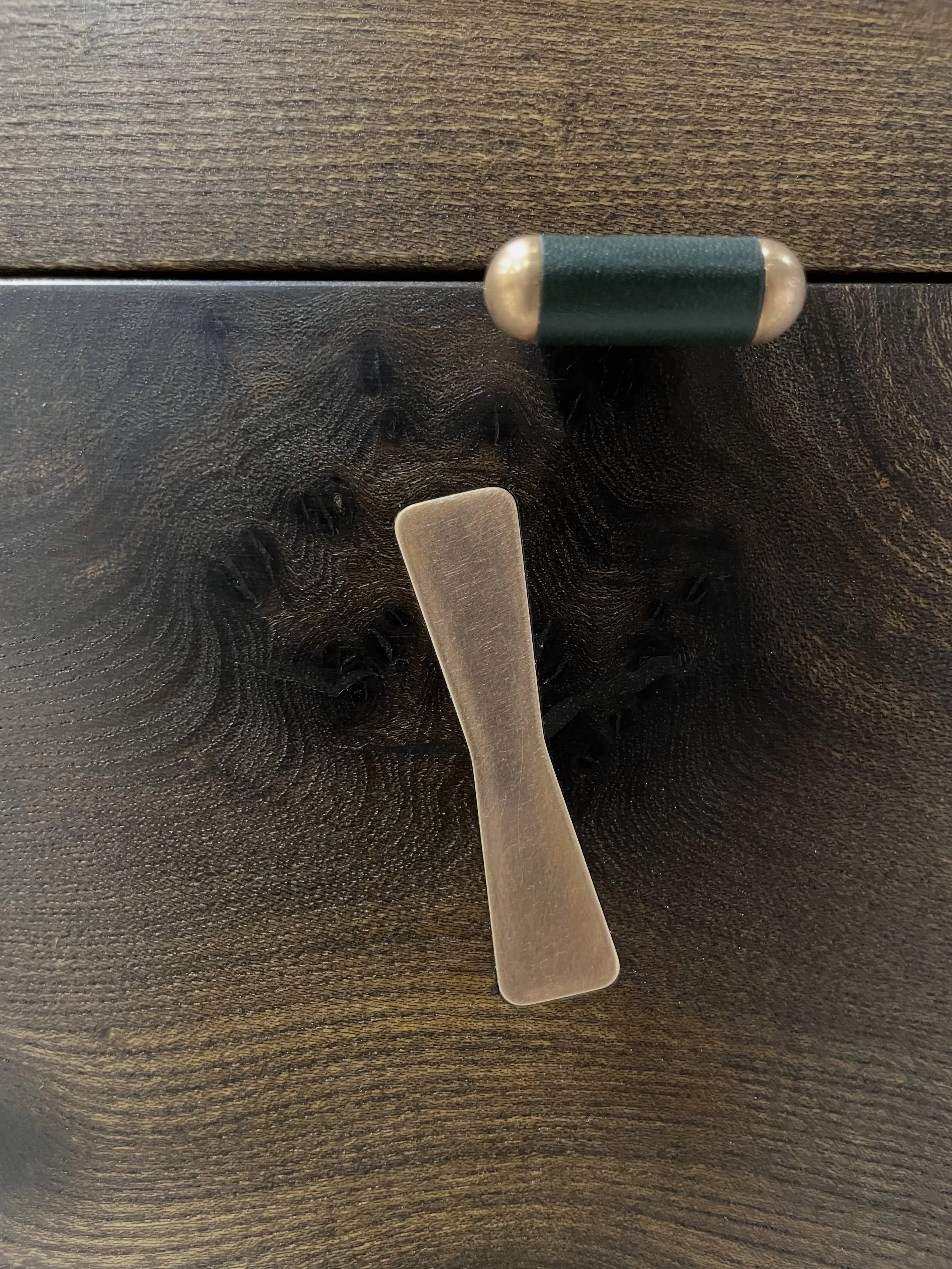MORA

Cheat of drawers crafted from solid Scottish elm with a oxidised finish, featuring leather-lined dovetailed drawers and inlaid bronze butterfly keys.A sophisticated composition of wood, leather, and bronze brought together through exceptional c