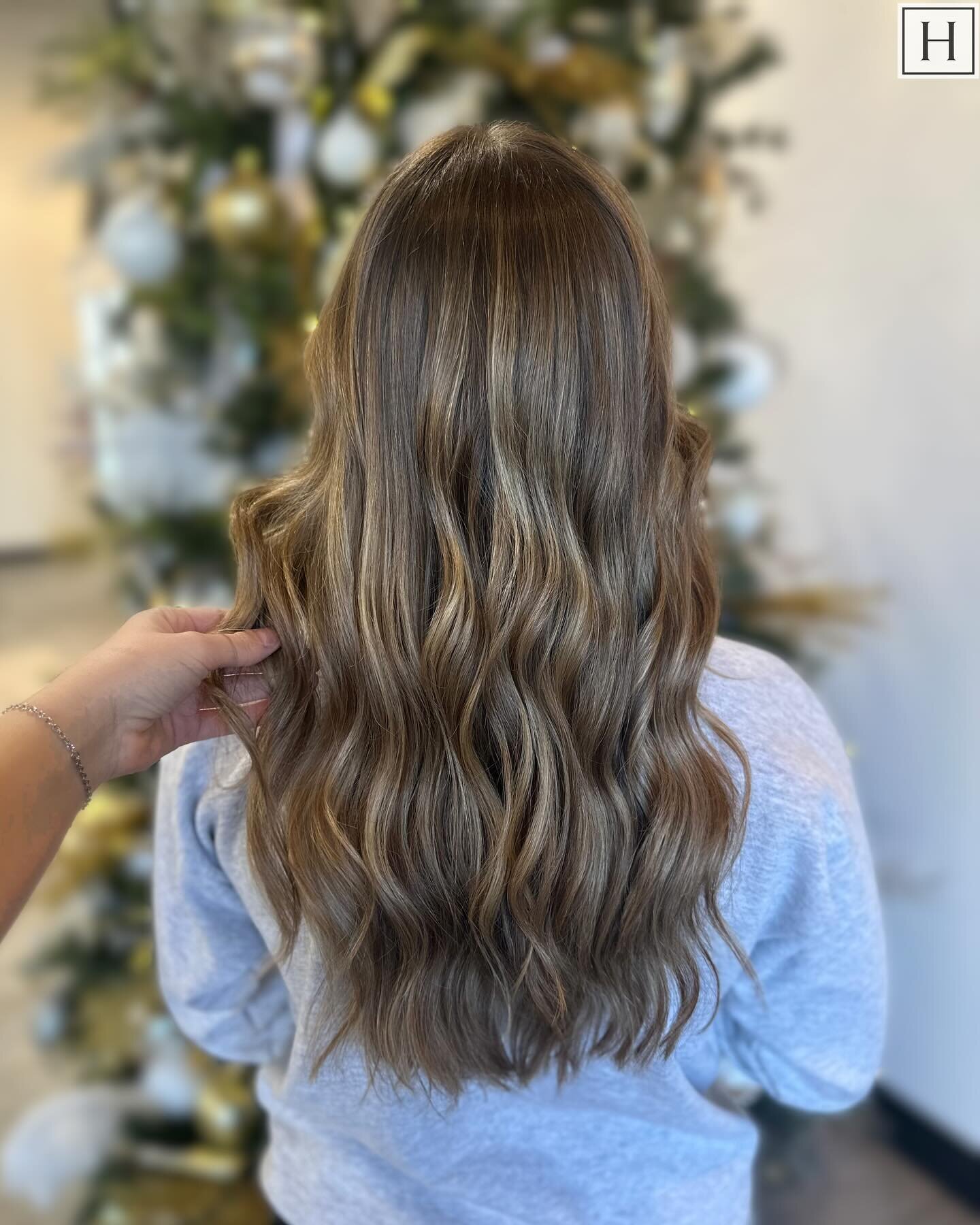 V-Day is less than a month away! Book an appointment to have your hair ready and looking L&bull;O&bull;V&bull;E&bull;ly! ❤️🩷❤️🩷

Stylist: @hairby_alyssab 

#hair #hairstylist #hairsalon #hydechapin #chapinsc #lakemurray #lakelife #valentinesday #da