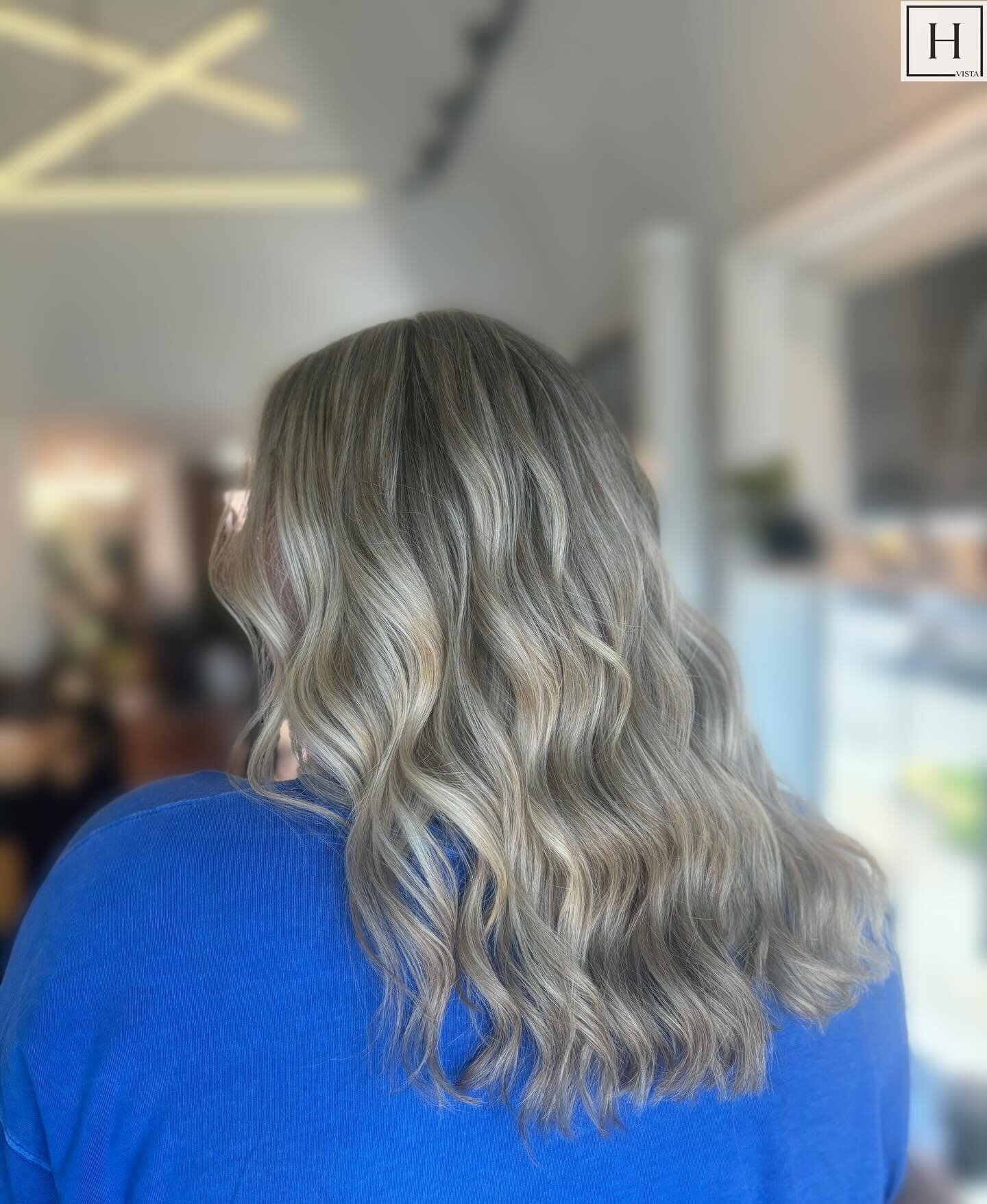 April showers bring May flowers 🌦️🌷

Stylist: @maceydidmyhair 

#hairstylist #hairsalon #hydevista #thevistasc #downtowncola #columbiasc #spring #sodacity #fvepoints #blondes