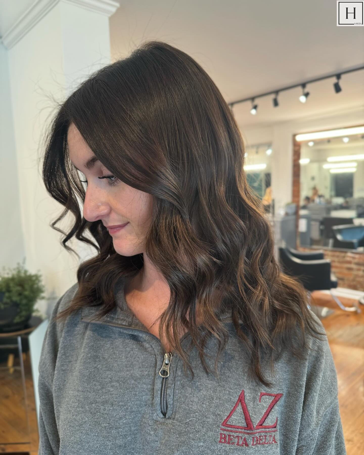 Double tap if you LOVE brunettes 🤎🤎🤎

Stylist: @courtneysoxhair 

#hair #brunettes #hairsalon #hairstylist #hydesalon #hydevista #thevistasc #sodacity #columbiasc #gervaisstreet #downtowncola #betadelta #sorority #uofsc #gogamecocks