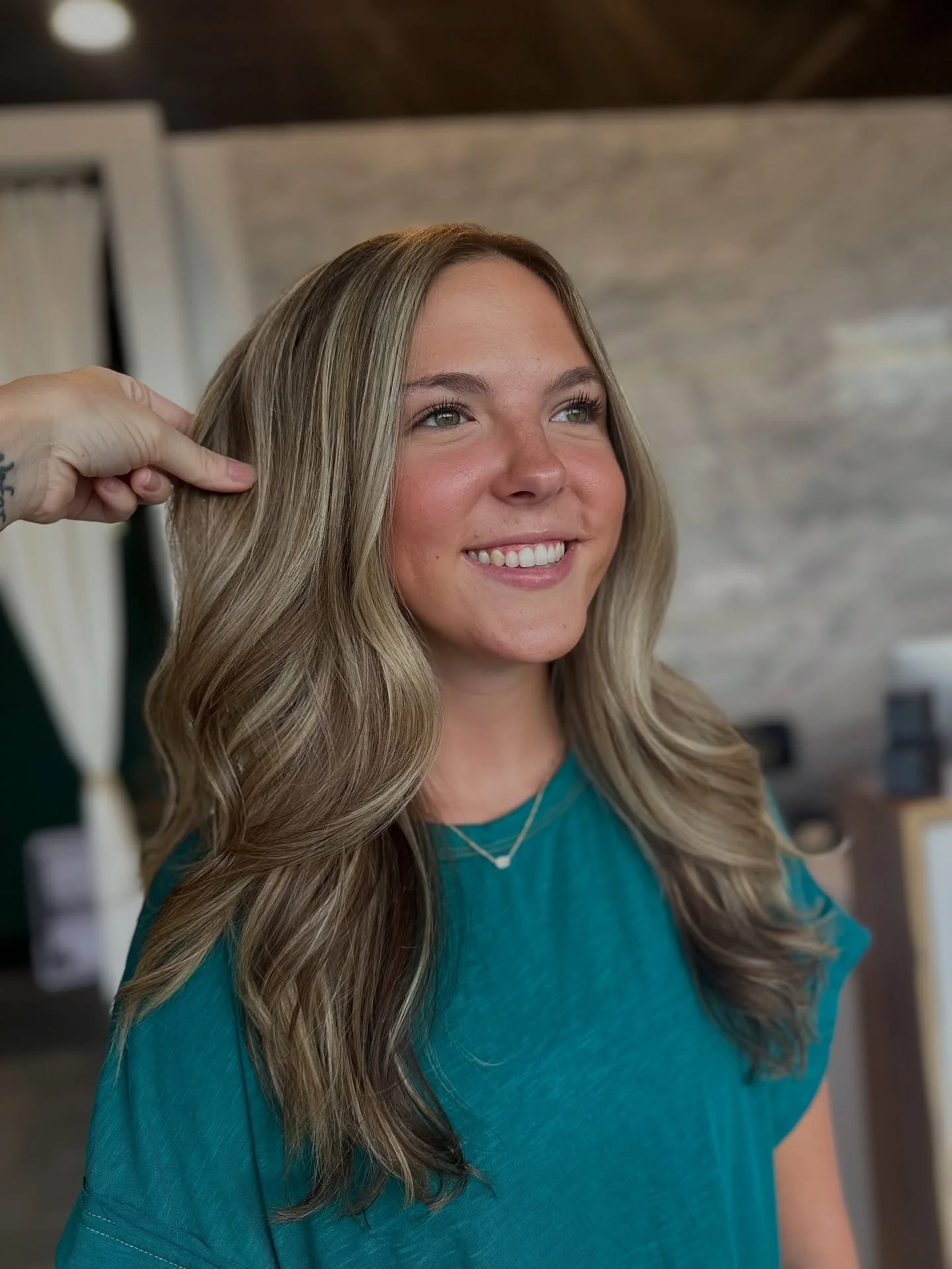 Brighter days start here 🌤️
Seamless highlights, soft dimension, and a silky finish. Crafted for a look that’s as effortless as it is elevated!
Are you more of a “fresh highlights before summer” person or “glow-up before th