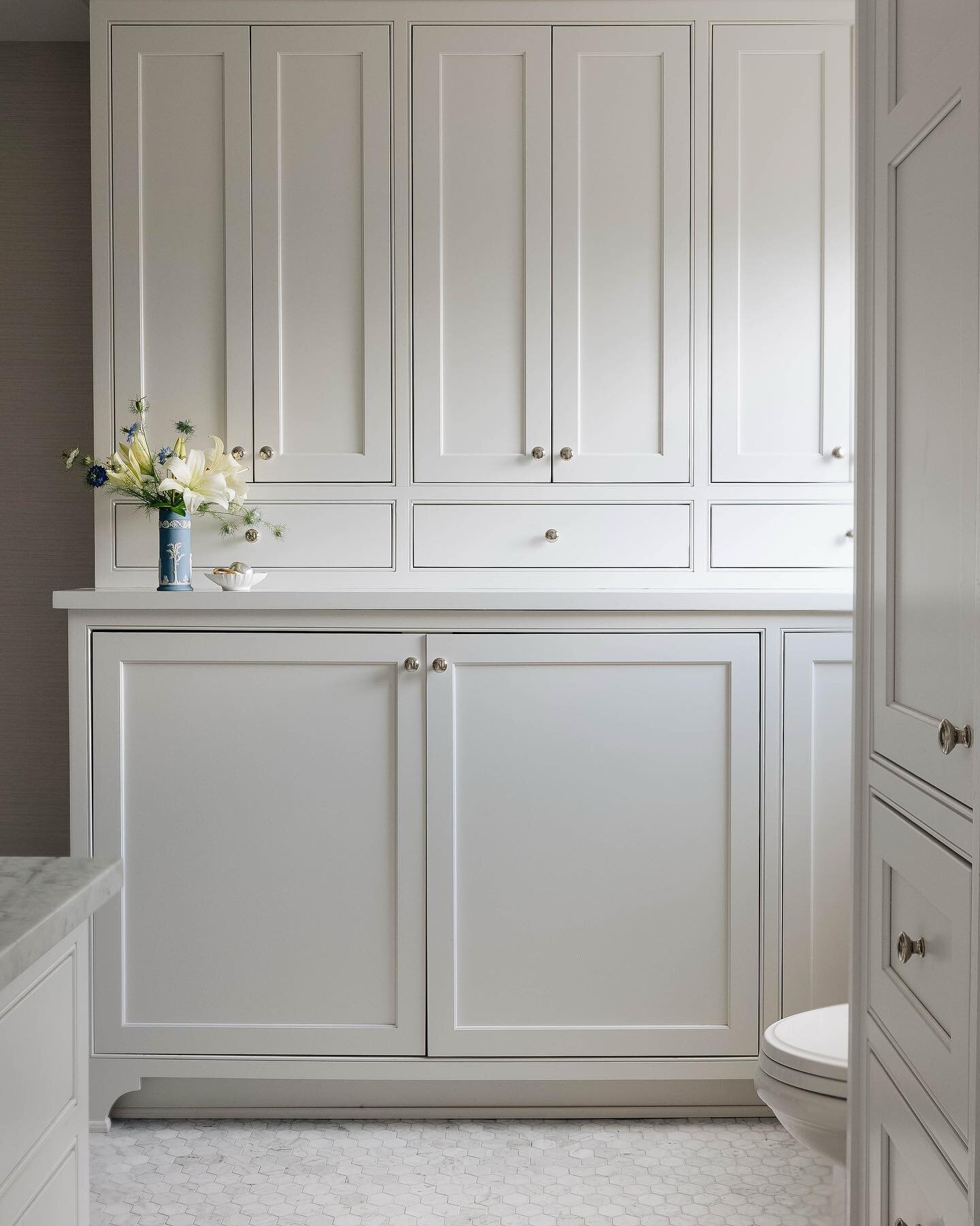 This historic home made us flex our creative solution muscles lots and we loved every second of it. (Swipe to see it in action) This bath needed to function as home storage, laundry and feel open since it was a space used constantly. Triple checking 