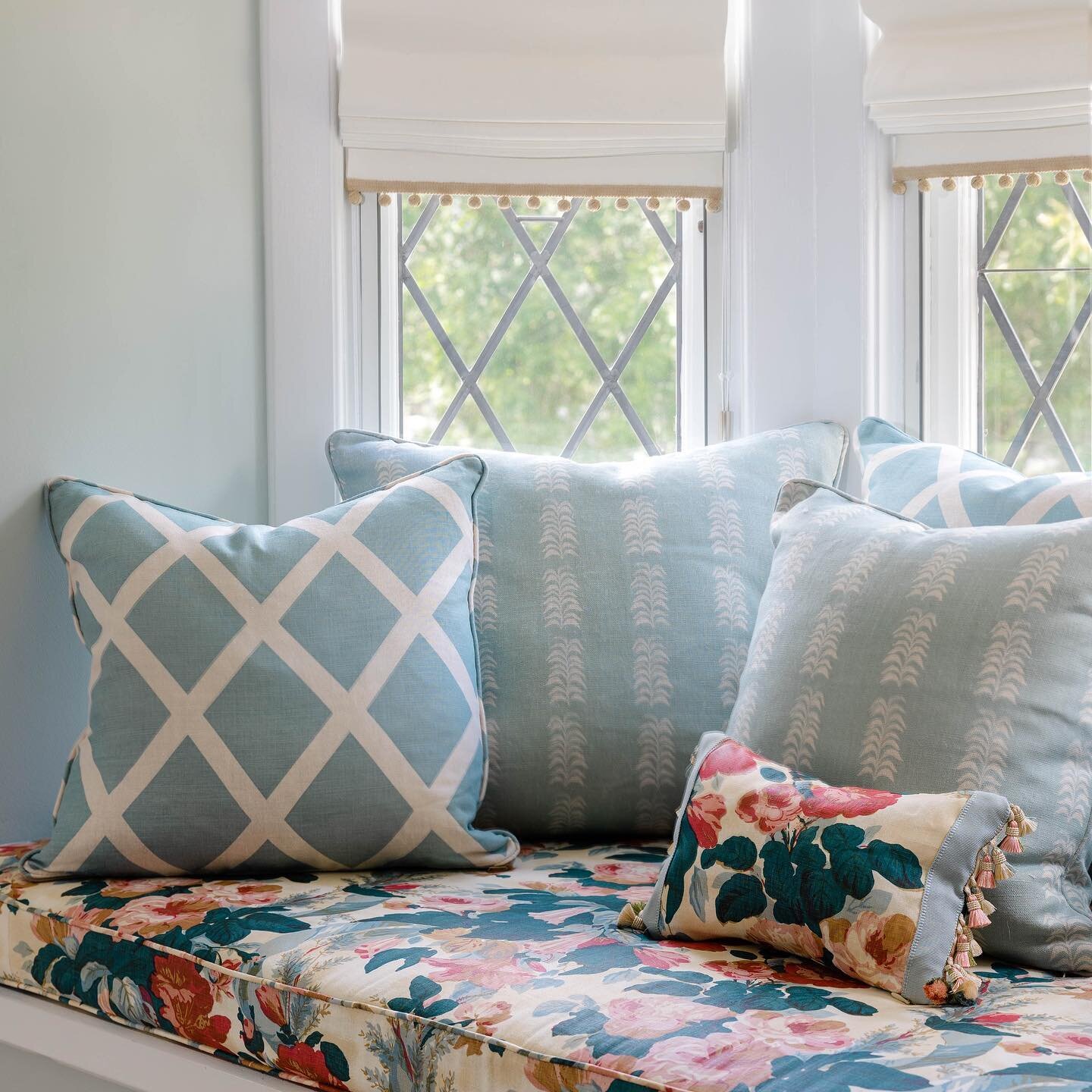 This daylight savings has us wanting to grab a fluffy blanket and curl up in this sun drenched window seat. #jkathryninteriors 

#interiordesign #interiordesigner #classicdesign #traditionaldesign #newtraditional #modernmeetstraditional #interiorinsp