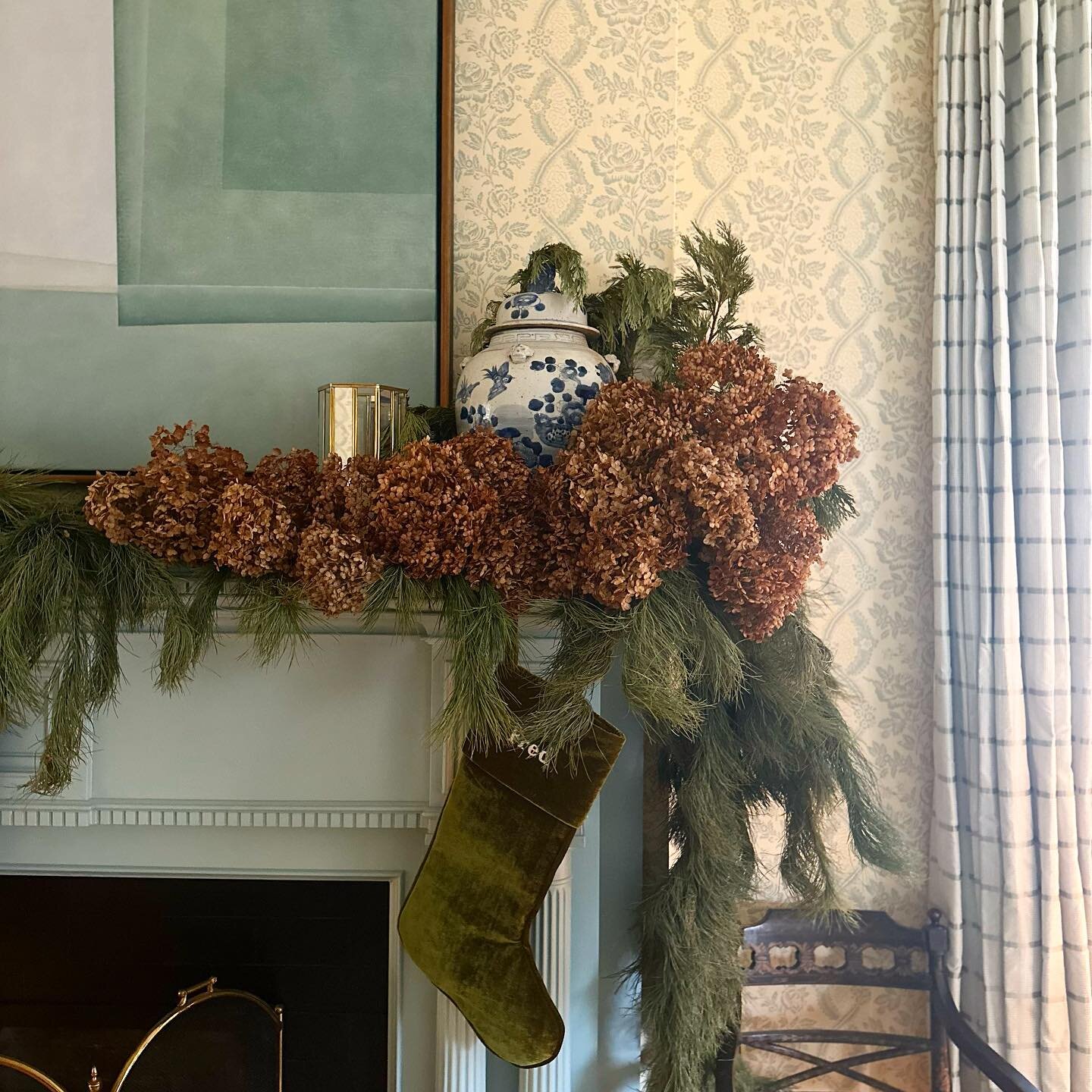 Alright y&rsquo;all! Our gift guide is live in our stories and is chock-full of some of our very favorite and unique gifts from low to luxury. Happy Holidays and Happier Shopping 😉

#jkathryninteriors