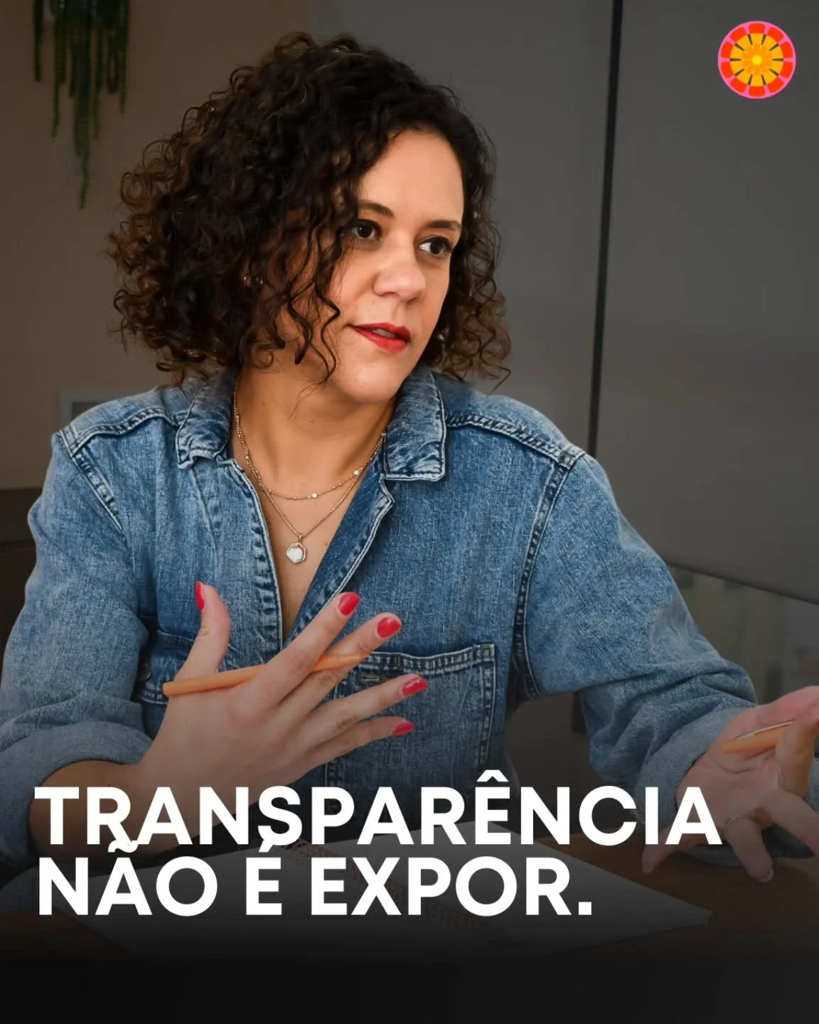 Transpar&ecirc;ncia n&atilde;o &eacute; expor tudo.
&Eacute; agir com coer&ecirc;ncia entre discurso, decis&atilde;o e pr&aacute;tica.

Quando ela existe, constr&oacute;i confian&ccedil;a, seguran&ccedil;a psicol&oacute;gica e rela&ccedil;&otilde;es 