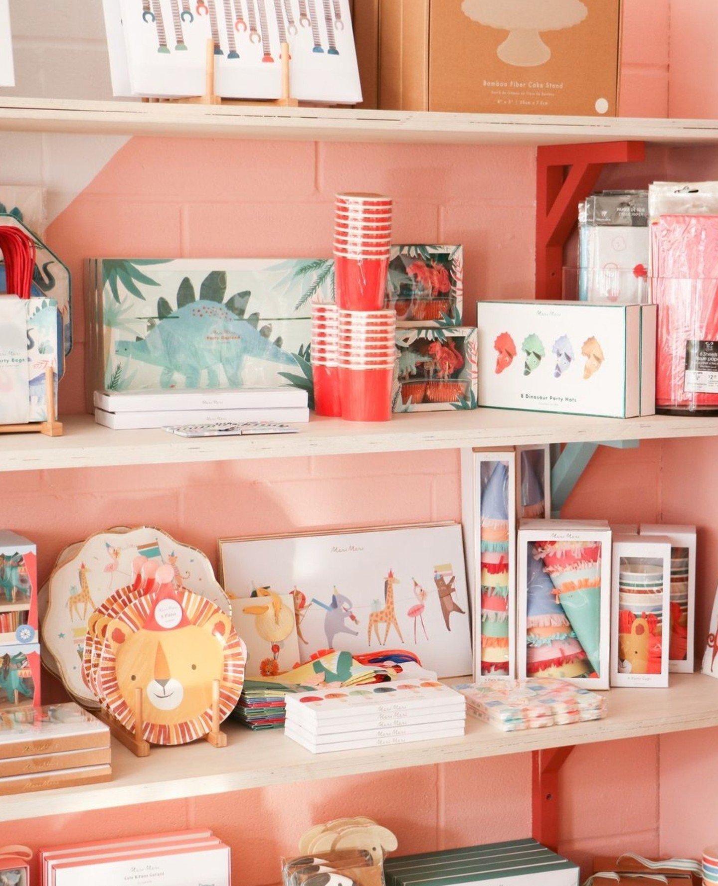It's Meri Meri season at @boucleetpapier in Montr&eacute;al 😇 doesn't it make you want to dress up and throw a party? ⁠
⁠
Want to be featured? 📸 Tag us in your #shelfies ⁠
⁠
#papereclips #merimeriparty #canadianwholesale #wholesalecanada