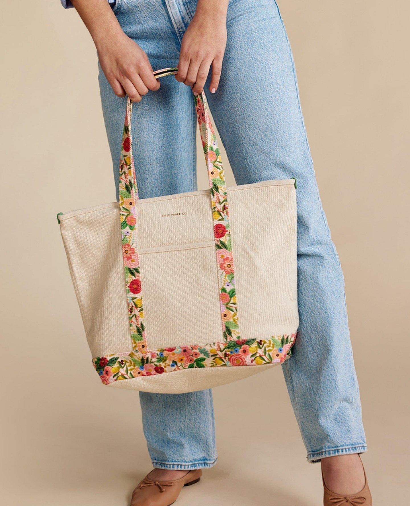 Currently Trending: The Boat Tote 🎒 is typically a heavyweight canvas bag with reinforced handles. This style of bag is currently on every It Girl's Pinterest board, and trust us when we say, we're here for it. ⁠
⁠
The Rifle Paper Co. carry all tote