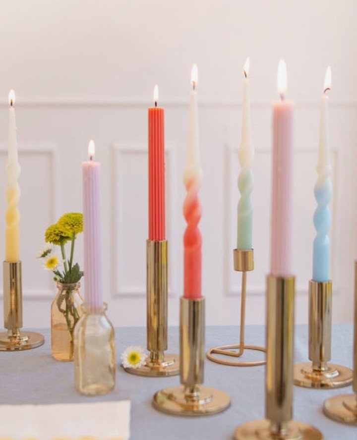 Simple pleasures are in style this Summer, dinners with friends, candle lit evenings, and cozy nights in. Join us in our stories to chat about our favourite way to use the new tapered candles from our friends at @merimeriparty 🕯️⁠
⁠
#papereclips #ta