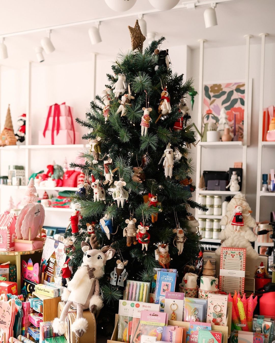 We want to see your beautiful Holiday displays! We've been seeing stores all across Canada sharing their beautiful seasonal d&eacute;cor and it's been putting us in a festive mood. If you post something Holiday-esque be sure to tag us so we can repos